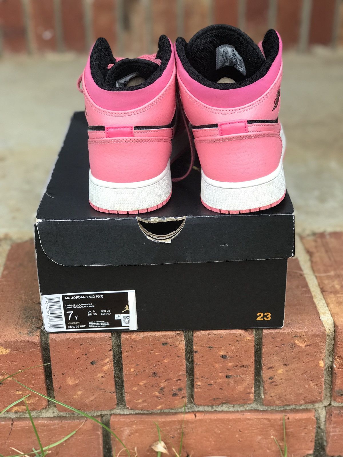 Jordan Brand Air Jordan 1 Coral Chalk GS Size 7Y / 8.5W Size US 8.5 / IT 38.5 - 4 Thumbnail