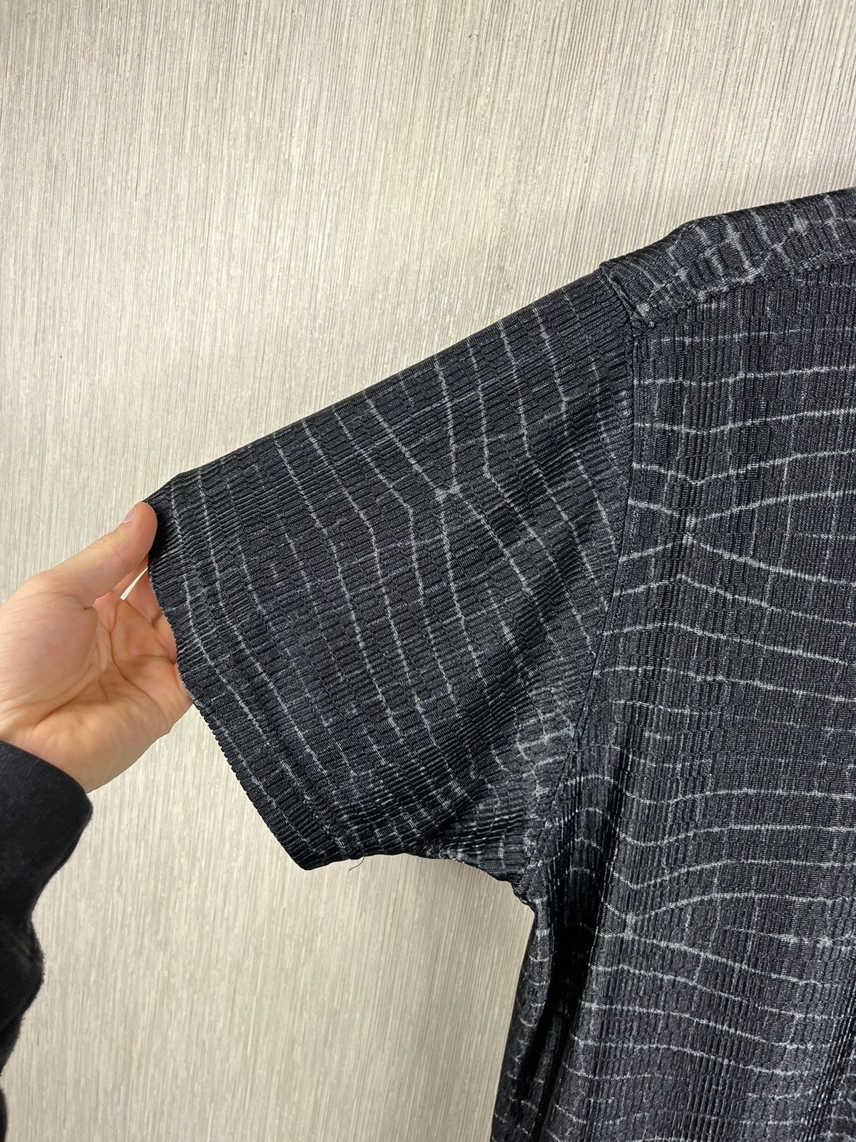 Guess × Vintage Vintage Guess USA nylon crocodile skin short sleeve shirt Size US S / EU 44-46 / 1 - 10 Thumbnail
