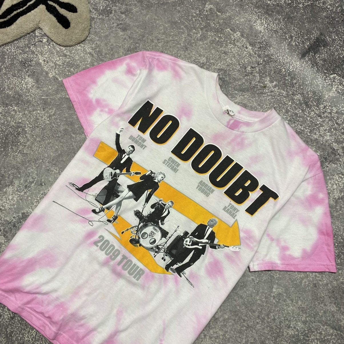 Band Tees Vintaga No Doubt 2009 Tour Graphic y2k rock band tee size S Size US S / EU 44-46 / 1 - 2 Thumbnail