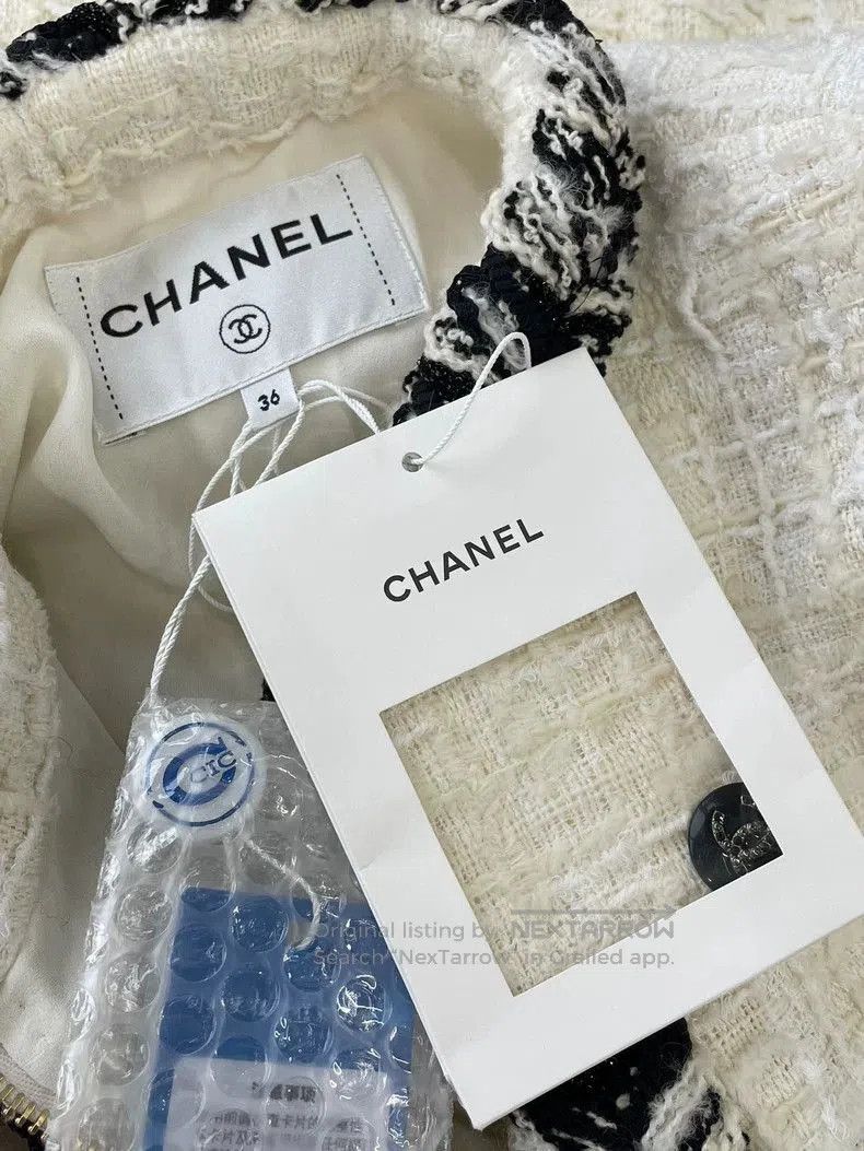 Chanel Chanel White Tweed Jacket with CC Buttons. Size US S / EU 44-46 / 1 - 6 Thumbnail