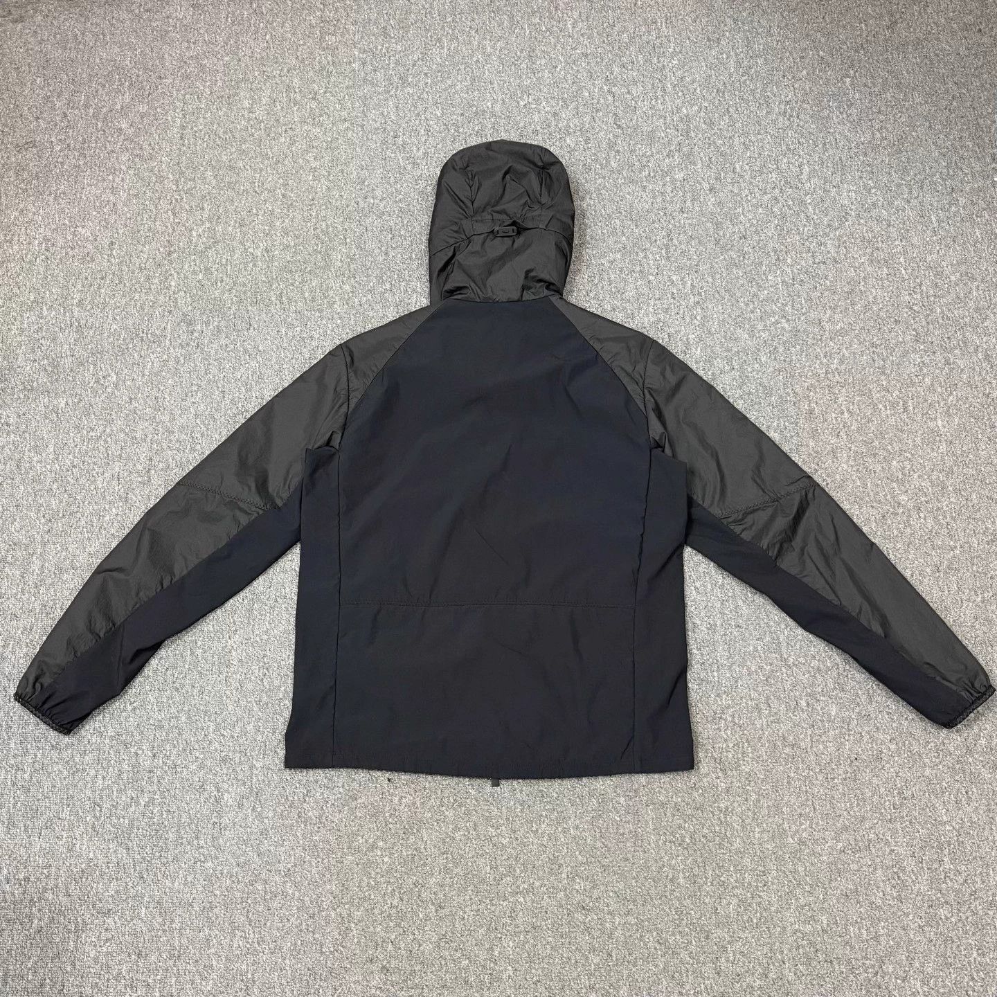 Moncler Moncler black tech embossed logo puffer 3 unused Size US L / EU 52-54 / 3 - 2 Thumbnail