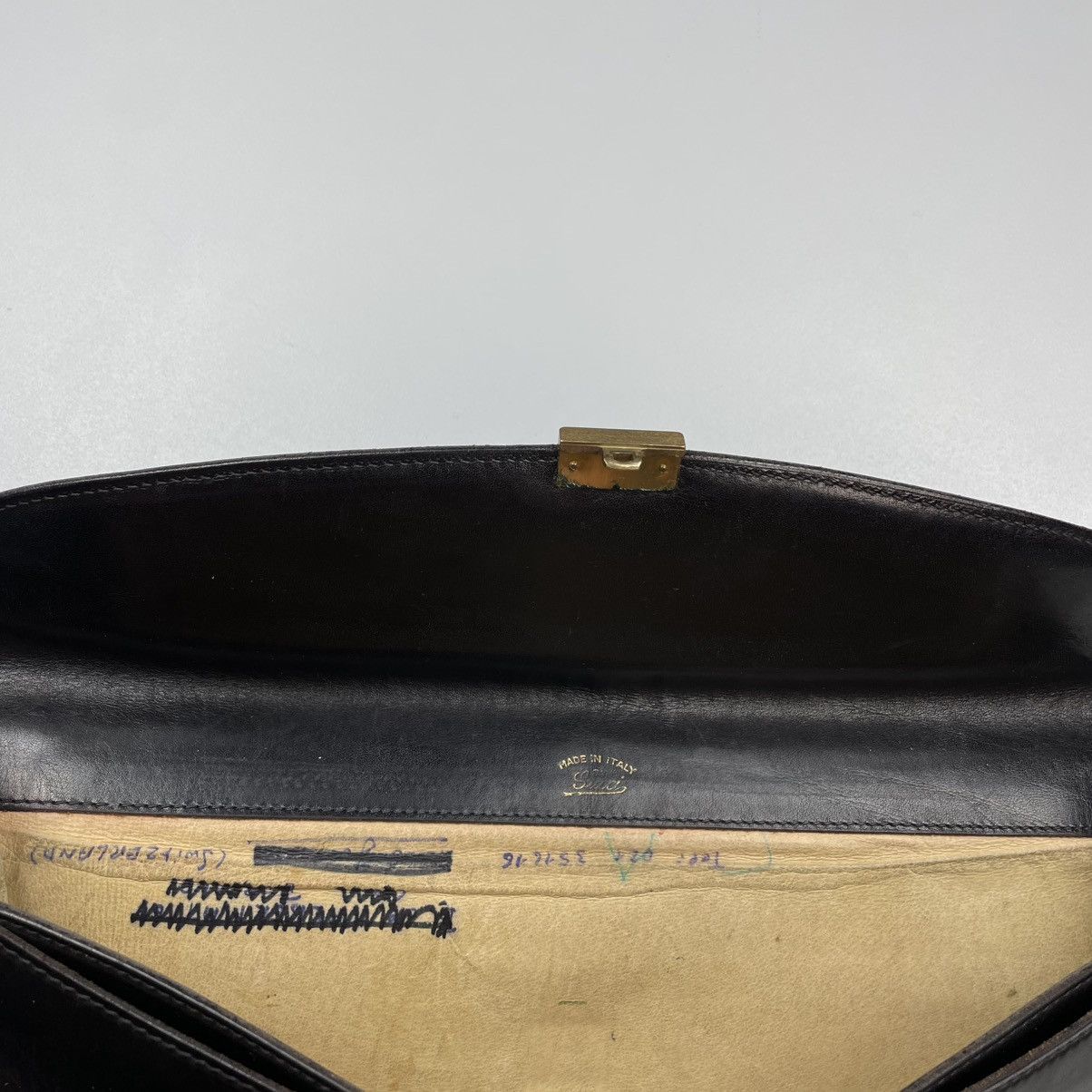 Gucci Vintage Gucci envelope Portfolio leather with gold hardware Size ONE SIZE - 8 Thumbnail