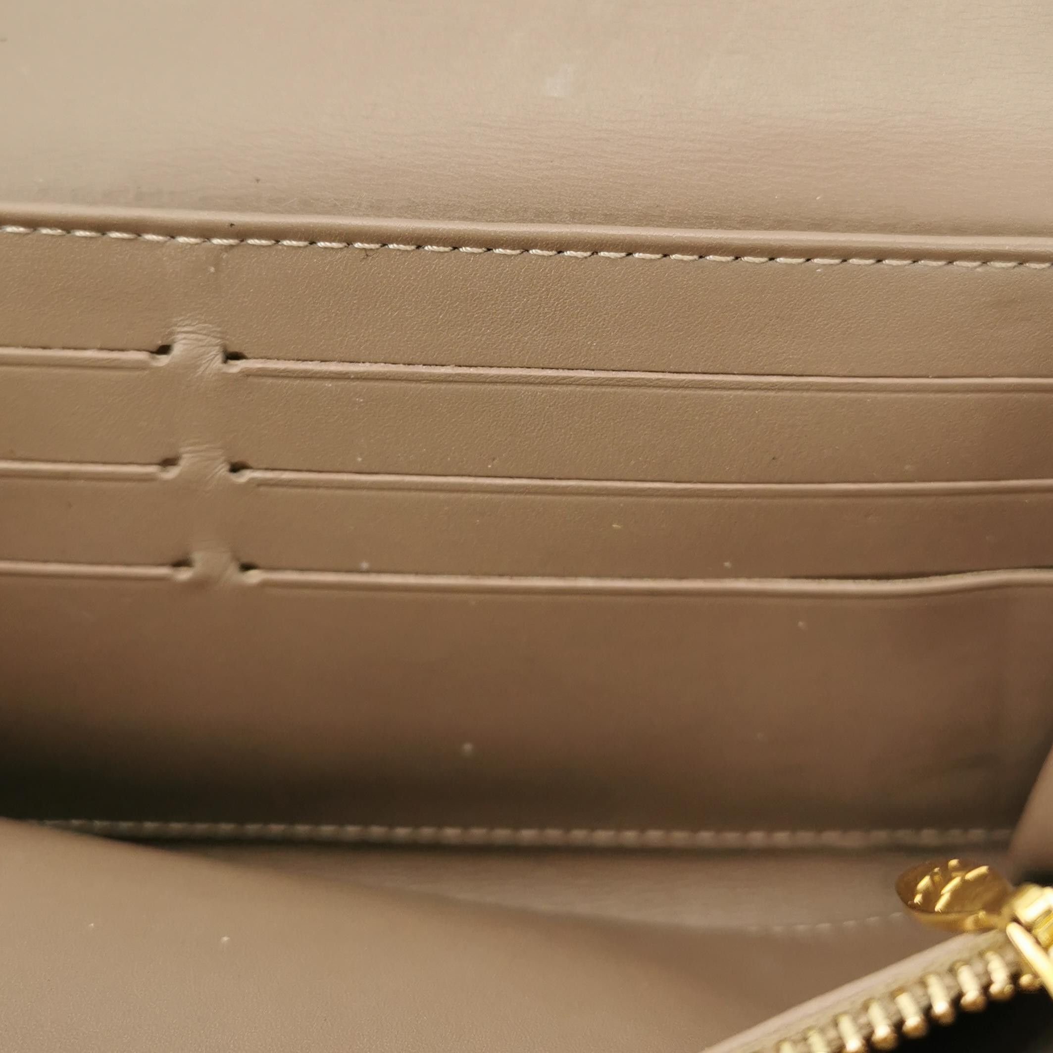 Louis Vuitton Louis Vuitton (LV) Patent leather embossed classic long wal Size ONE SIZE - 9 Thumbnail