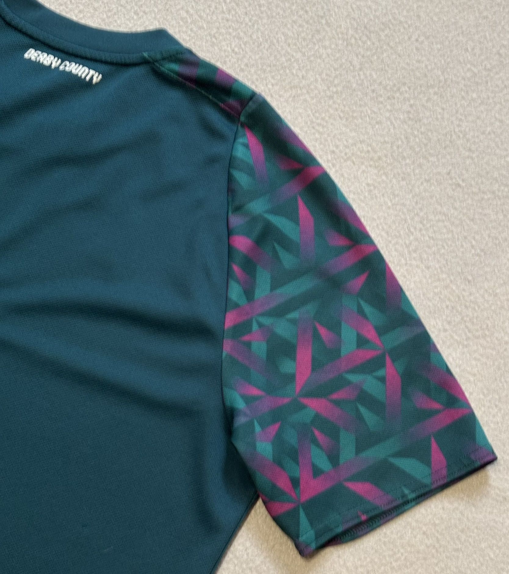 Umbro Derby County 2022/2023 Umbro Goalkeeper Jersey Size S Size US S / EU 44-46 / 1 - 14 Thumbnail