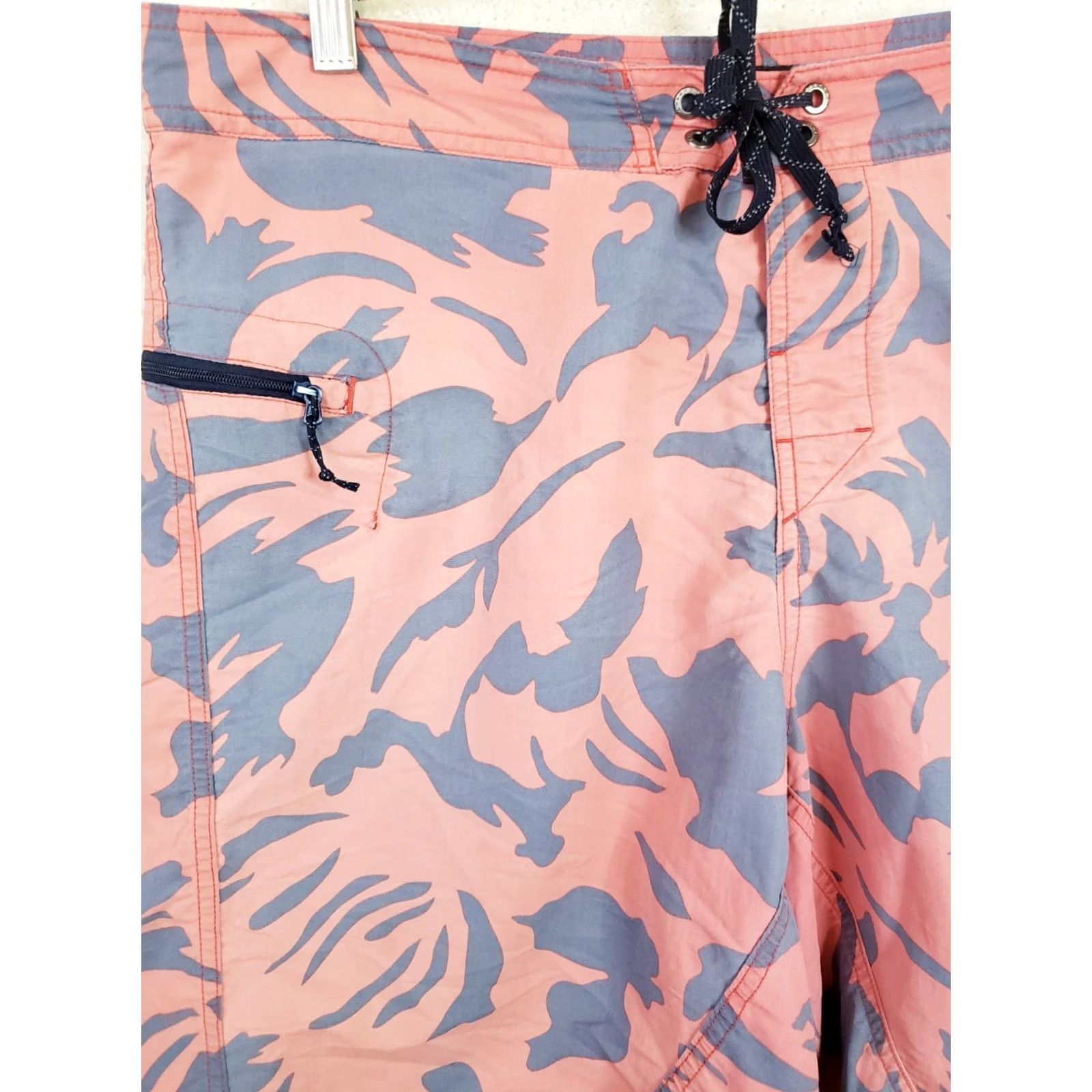 Patagonia Patagonia Board Shorts 36W 10L Pink Gray Floral Drawstring Pockets Quick Dry Nylon Men Sports Surf Tropical Vintage Size US 36 / EU 52 - 2 Thumbnail