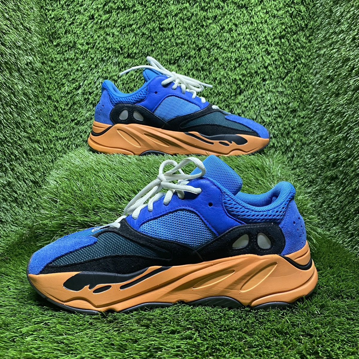 Yeezy Yeezy 700 “Bright Blue” Size US 9 / EU 42 - 2 Thumbnail