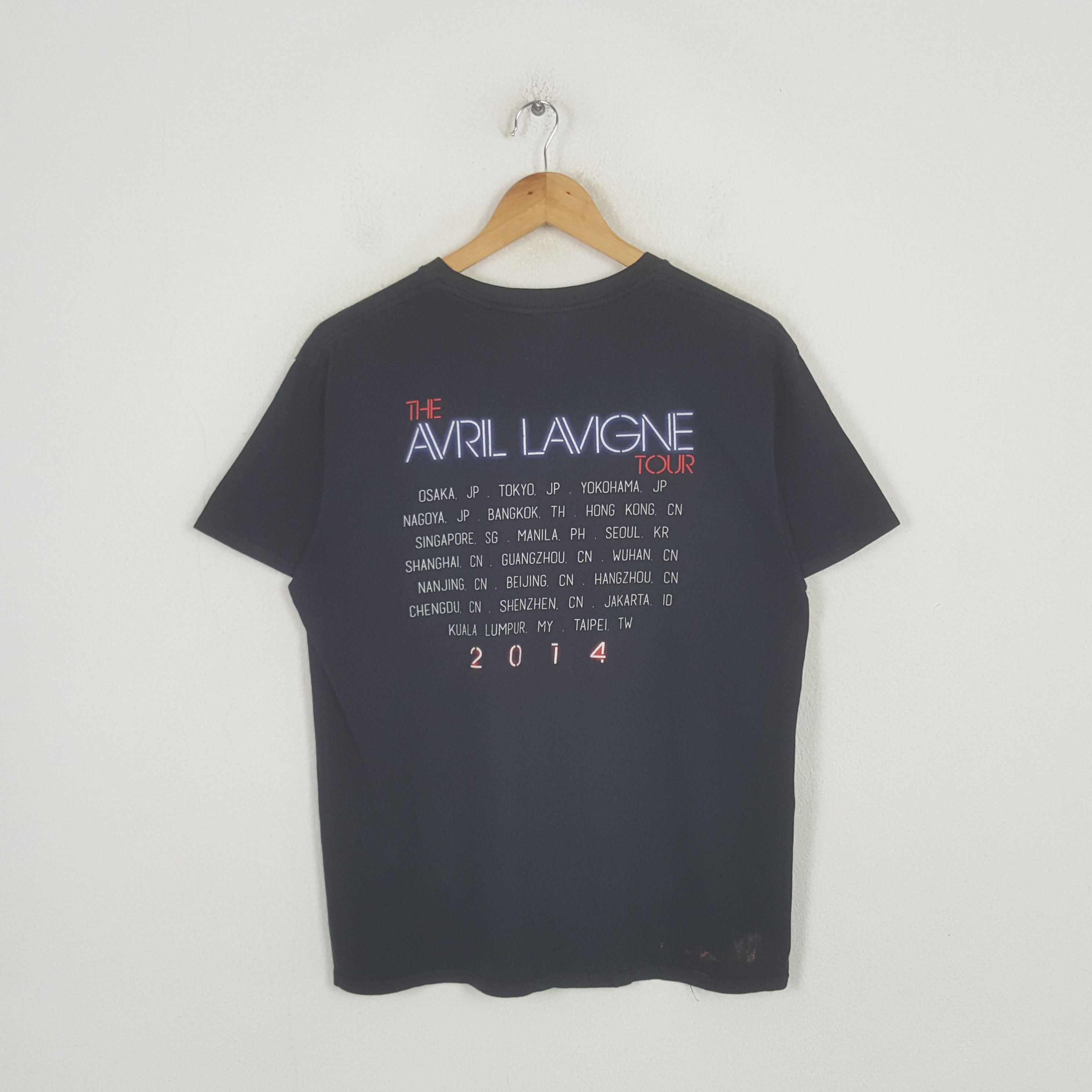 Band Tees Vintage The Avril Lavigne Tour Solo Singer Tshirt C301N46 Size US M / EU 48-50 / 2 - 3 Thumbnail