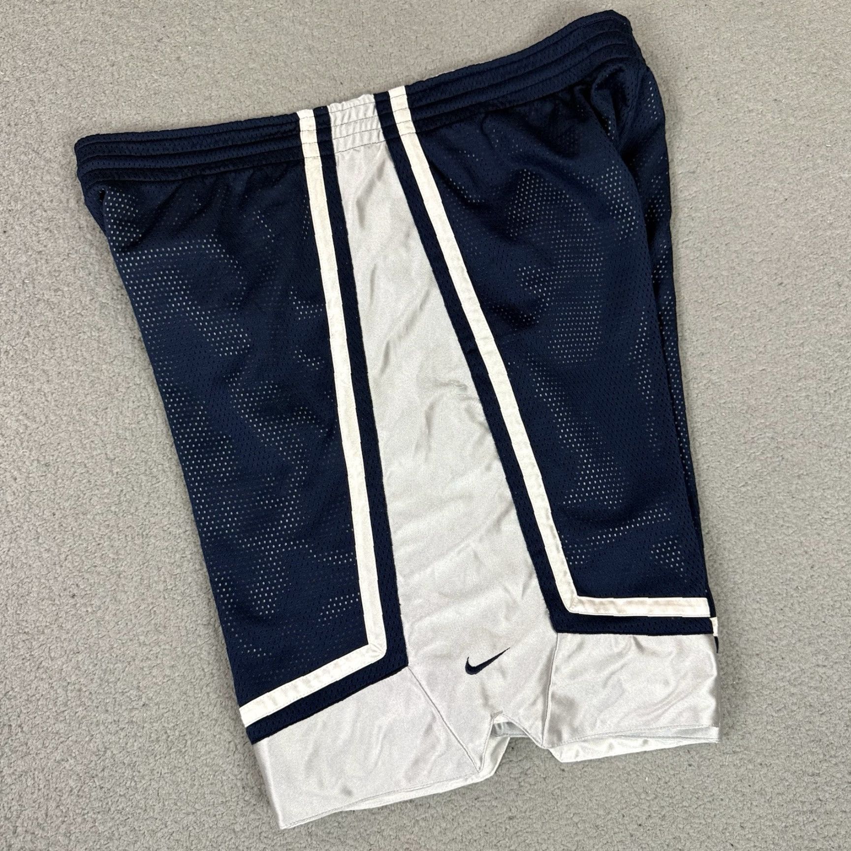 Nike VINTAGE Nike Basketball Shorts Adult M Blue Silver Dazzle Reversible 90s Logo Athletic Mens Shorts Size US 31 - 5 Thumbnail