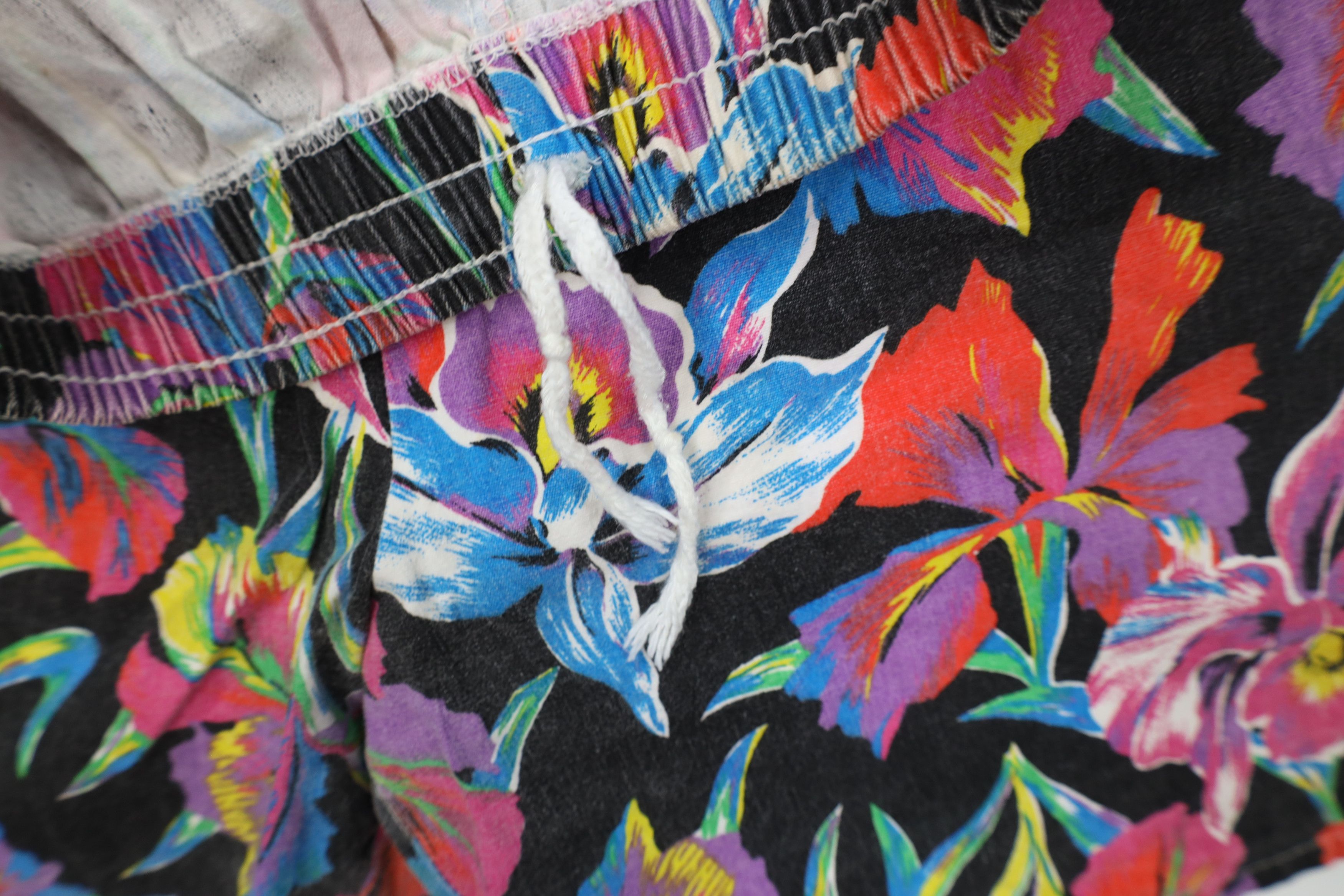 Vintage Vintage 90s Streetwear Rainbow Flower Beach Shorts USA Size 25" / US 0 / IT 36 - 7 Thumbnail