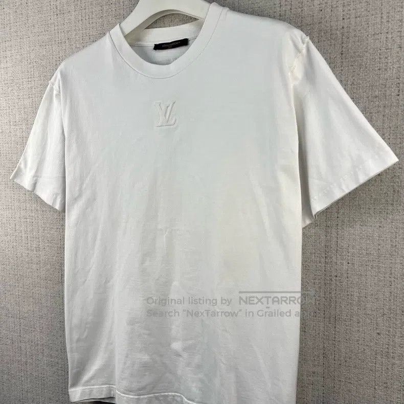 Louis Vuitton Louis Vuitton Solid Embossed Logo Crew Neck Short Sleeve Size US XL / EU 56 / 4 - 2 Thumbnail