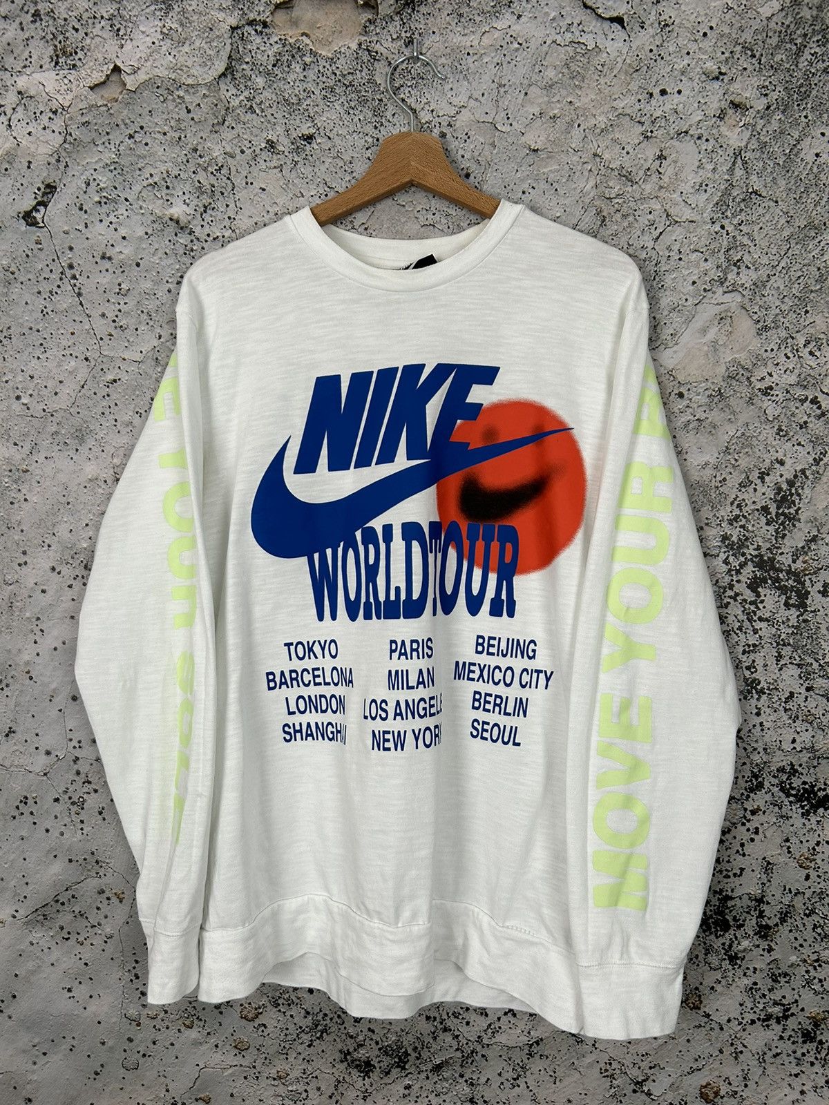 Nike world tour crew sweat hotsell