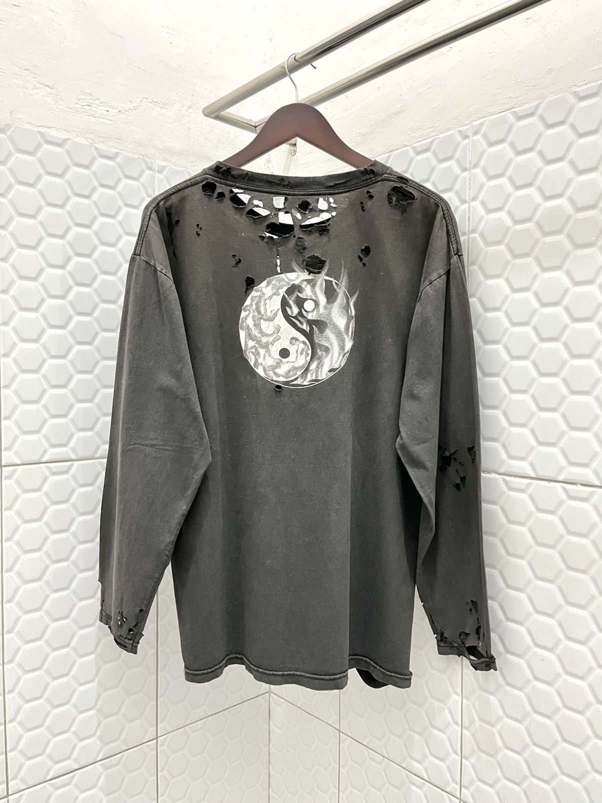 4GSELLER × Vintage Vintage 90's Thrased Dragon Yin Yang Longsleeve Size US L / EU 52-54 / 3 - 4 Thumbnail