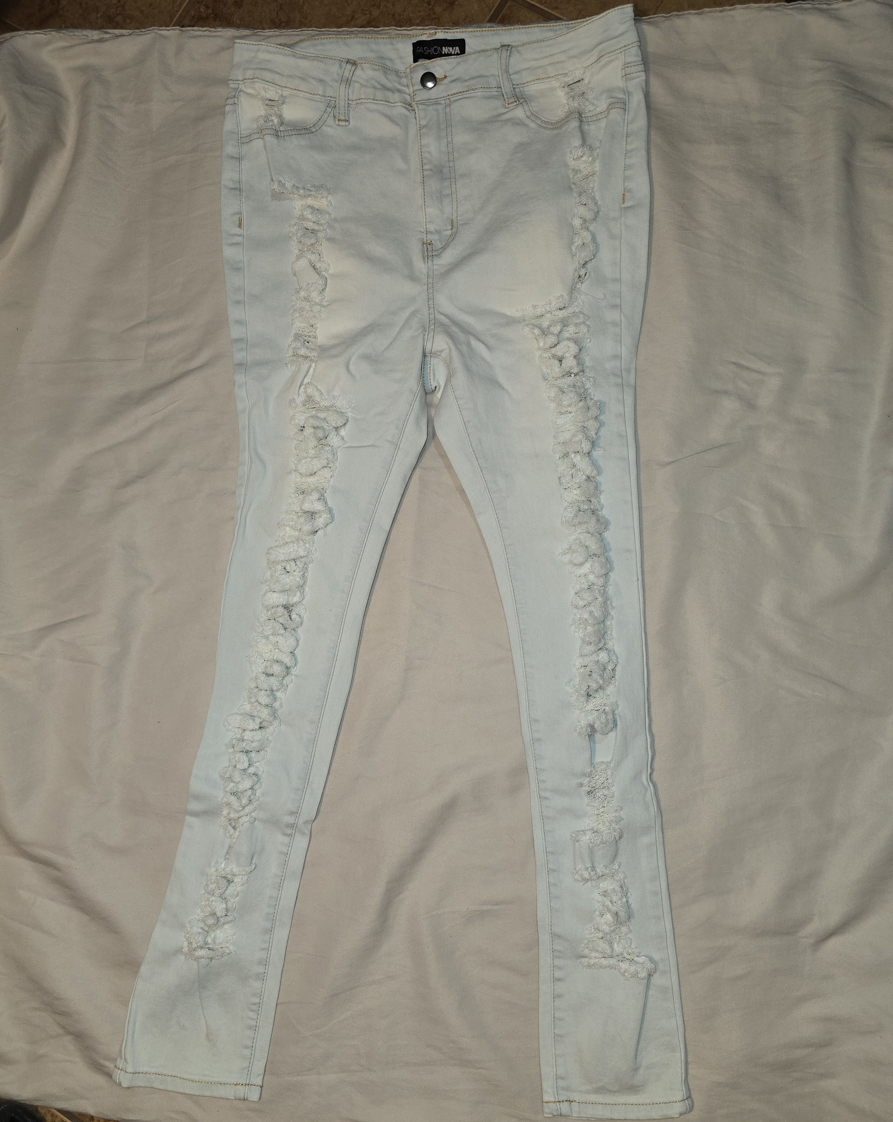 Fashion Nova Fashion Nova light jean distressed Women's Size 1X Size 40" / US 18 - 1 Thumbnail