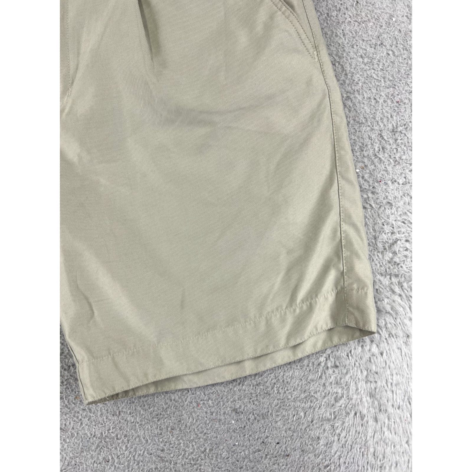 Vintage Columbia Men Bermuda Shorts 34 Beige 100% Polyester Pleated Zip Cargo Pocket Inseam 9 Regular Fit Beach Golf Casual Bermuda Shorts Mens Beige 34x9 Size US 34 / EU 50 - 2 Thumbnail