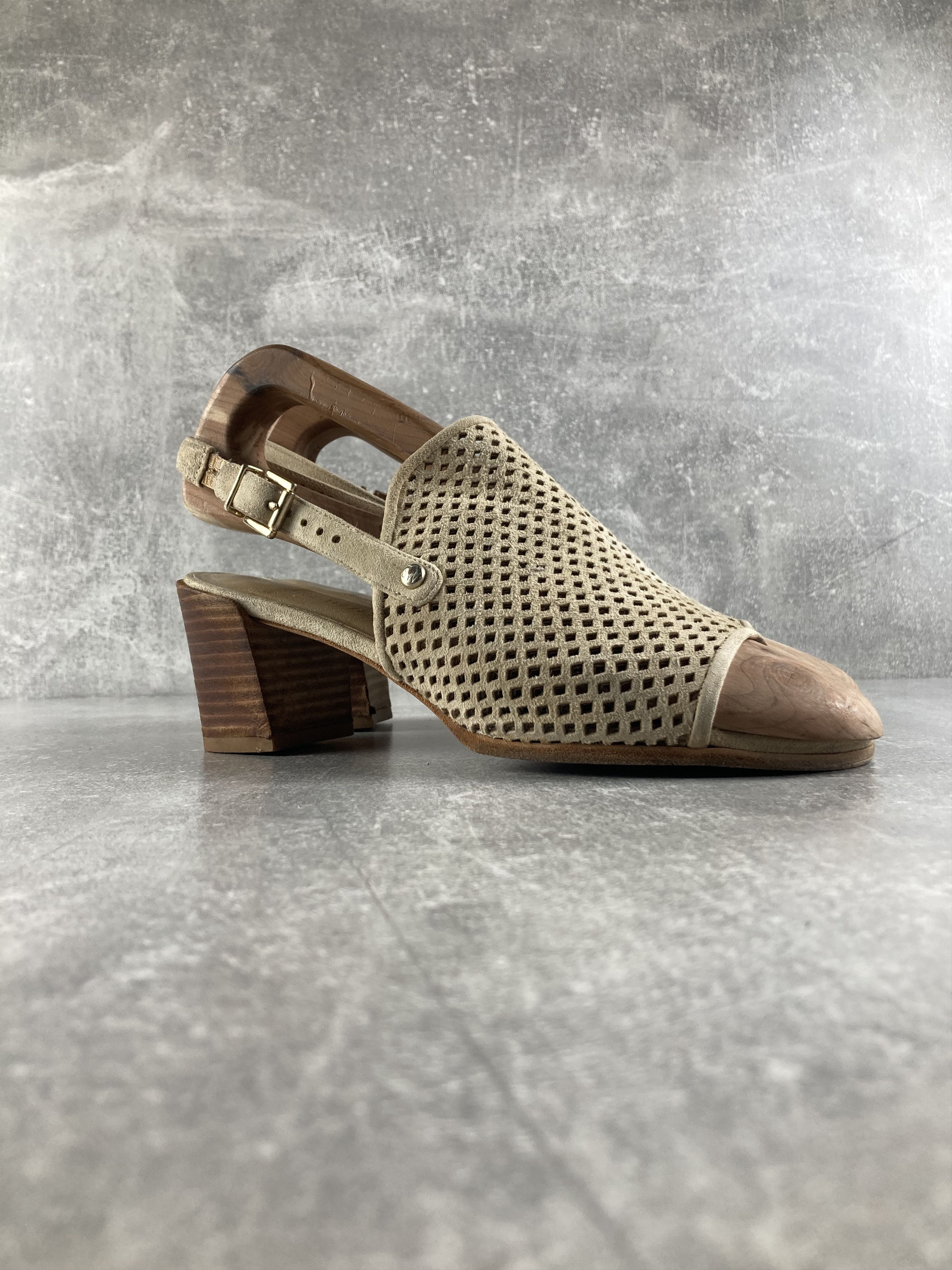 Stuart Weitzman stuart Weitzman popular beach suede/lesther heel sandals Size US 7.5 / IT 37.5 - 2 Thumbnail