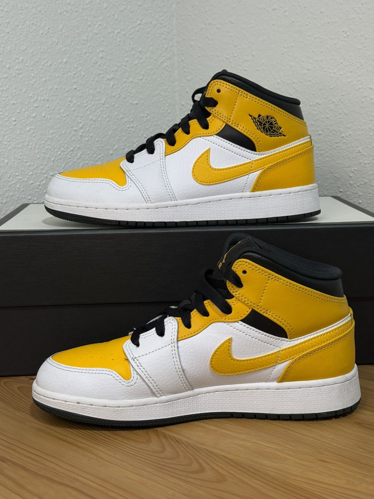 Jordan Brand × Nike Nike Air Jordan 1 Mid University Gold size 5Y Size US 7 / IT 37 - 7 Thumbnail