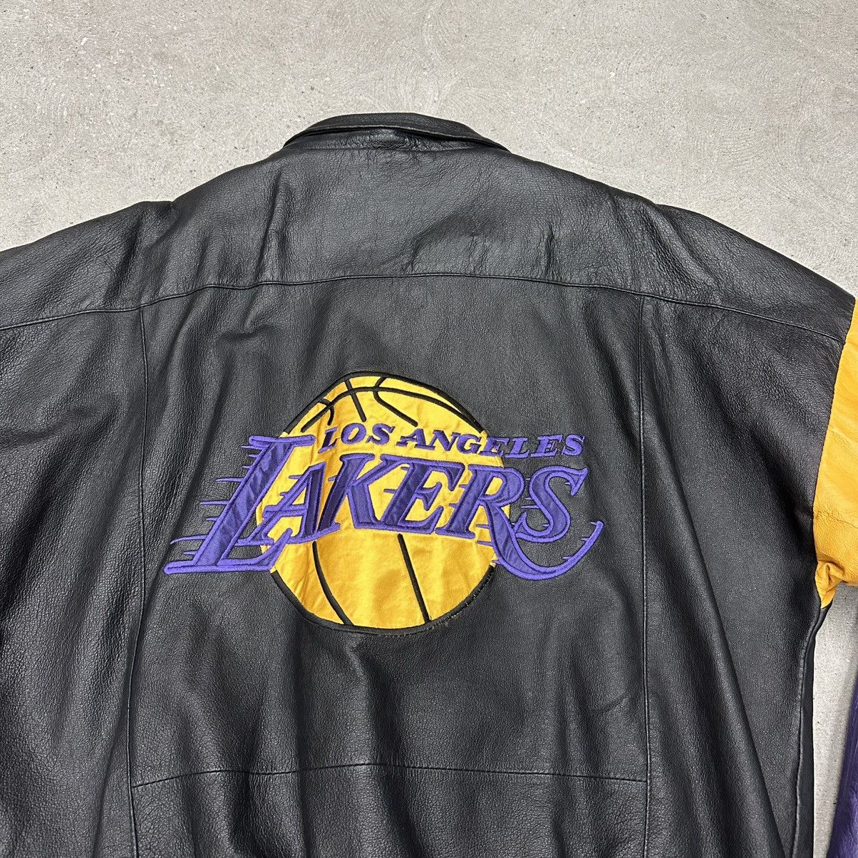 NBA × Pro Player × Vintage Vintage 90s Los Angeles Lakers Leather Jacket Size US XL / EU 56 / 4 - 3 Thumbnail
