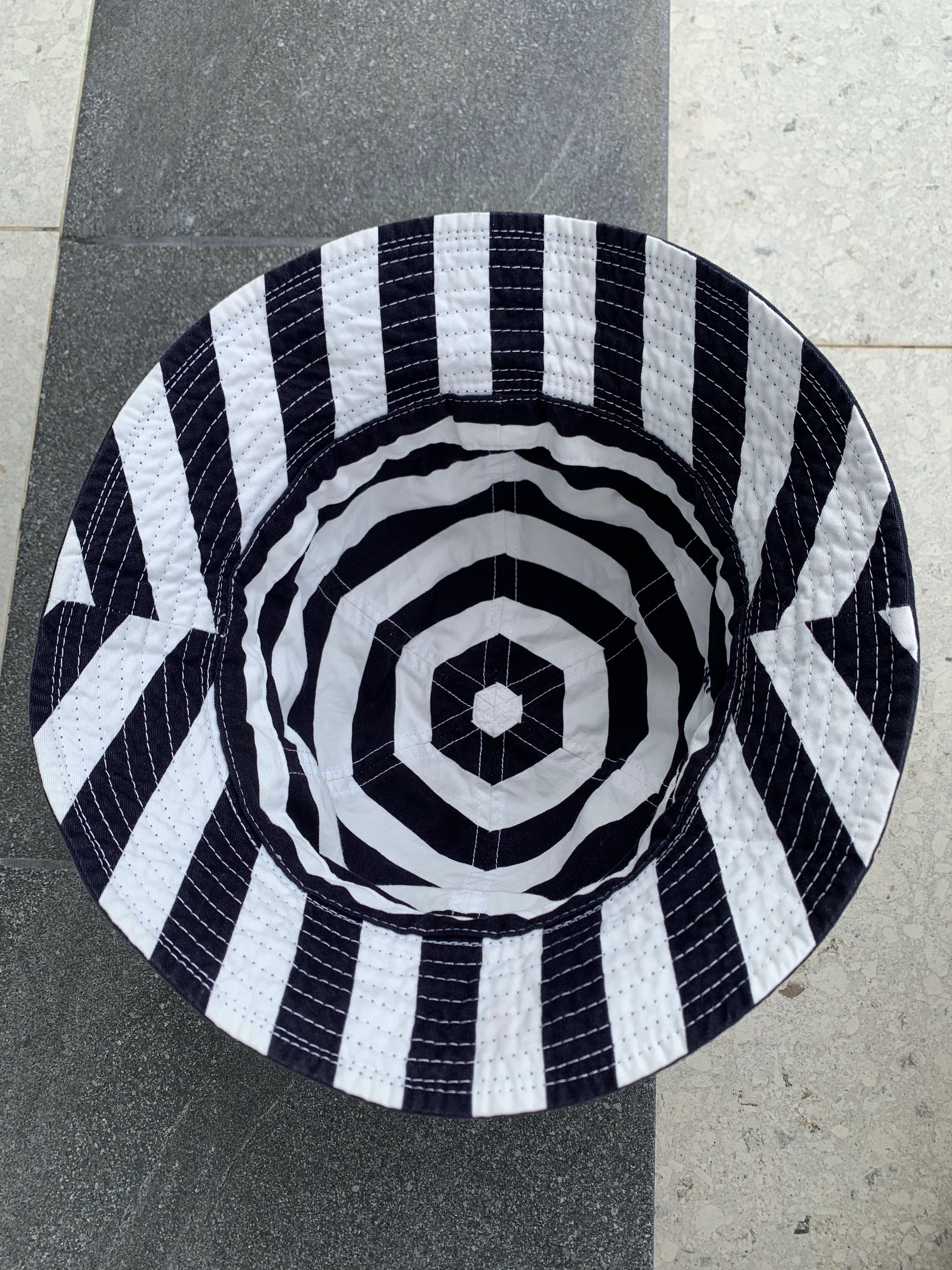 JW Anderson × Japanese Brand × Uniqlo JW Anderson Uniqlo Reversible Bucket hat Size ONE SIZE - 2 Thumbnail