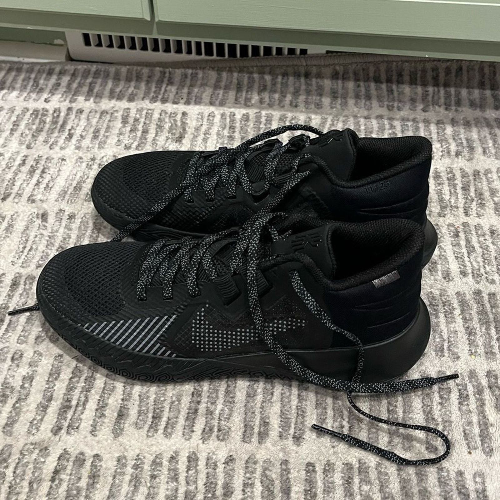 Nike NWOT Nike Kyrie Flytrap 5 Basketball Shoes CZ4100-004 Size 7 Size US 7 / EU 40 - 2 Thumbnail