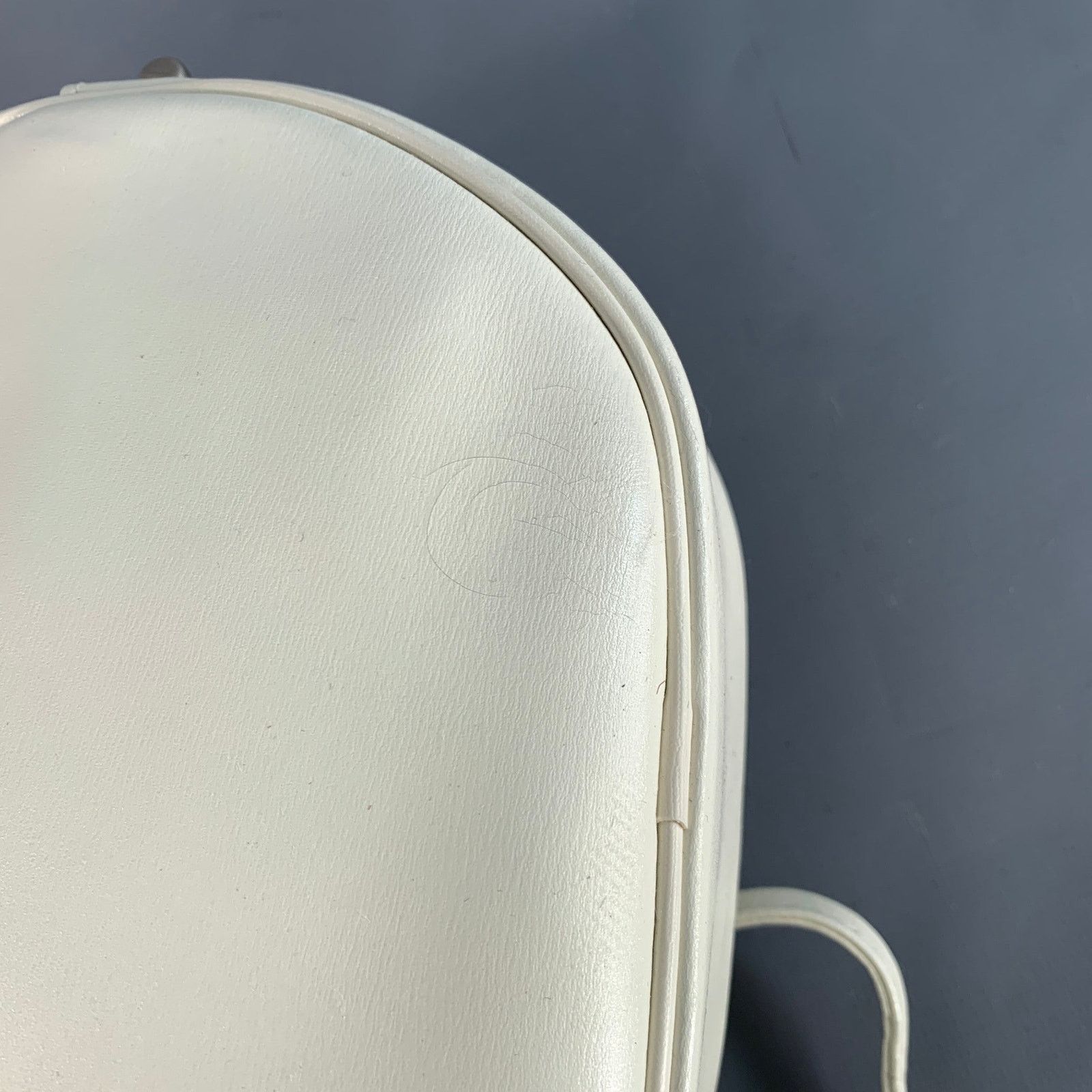 Longchamp LONGCHAMP Vintage White Faux Leather Round Crossbody Handbag Size ONE SIZE - 8 Thumbnail