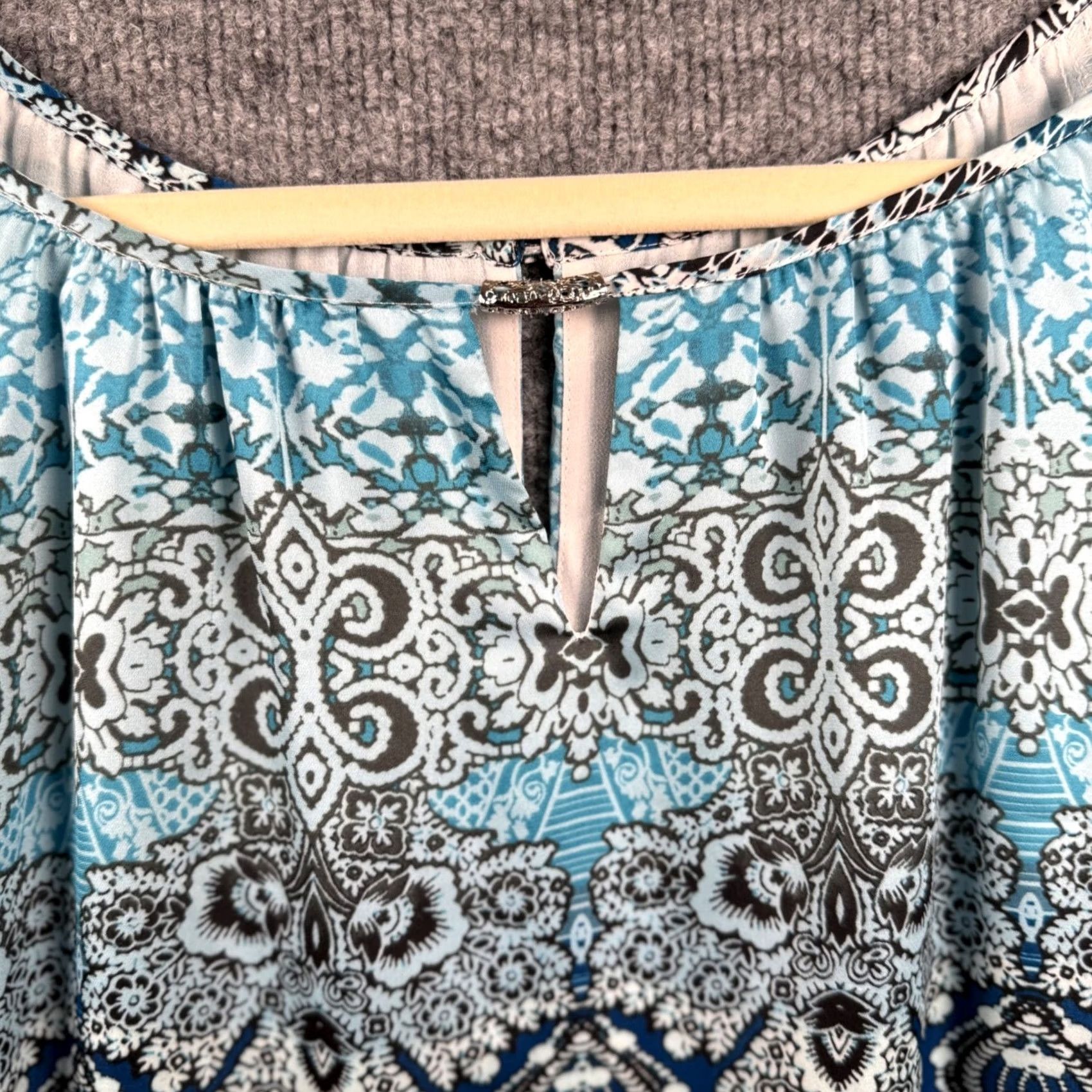 White House Black Market White House Black Market Blouse Blue Paisley Ombre Split Sleeve Long Sleeve V-Neck Peasant Lightweight Size S / US 4 / IT 40 - 4 Thumbnail