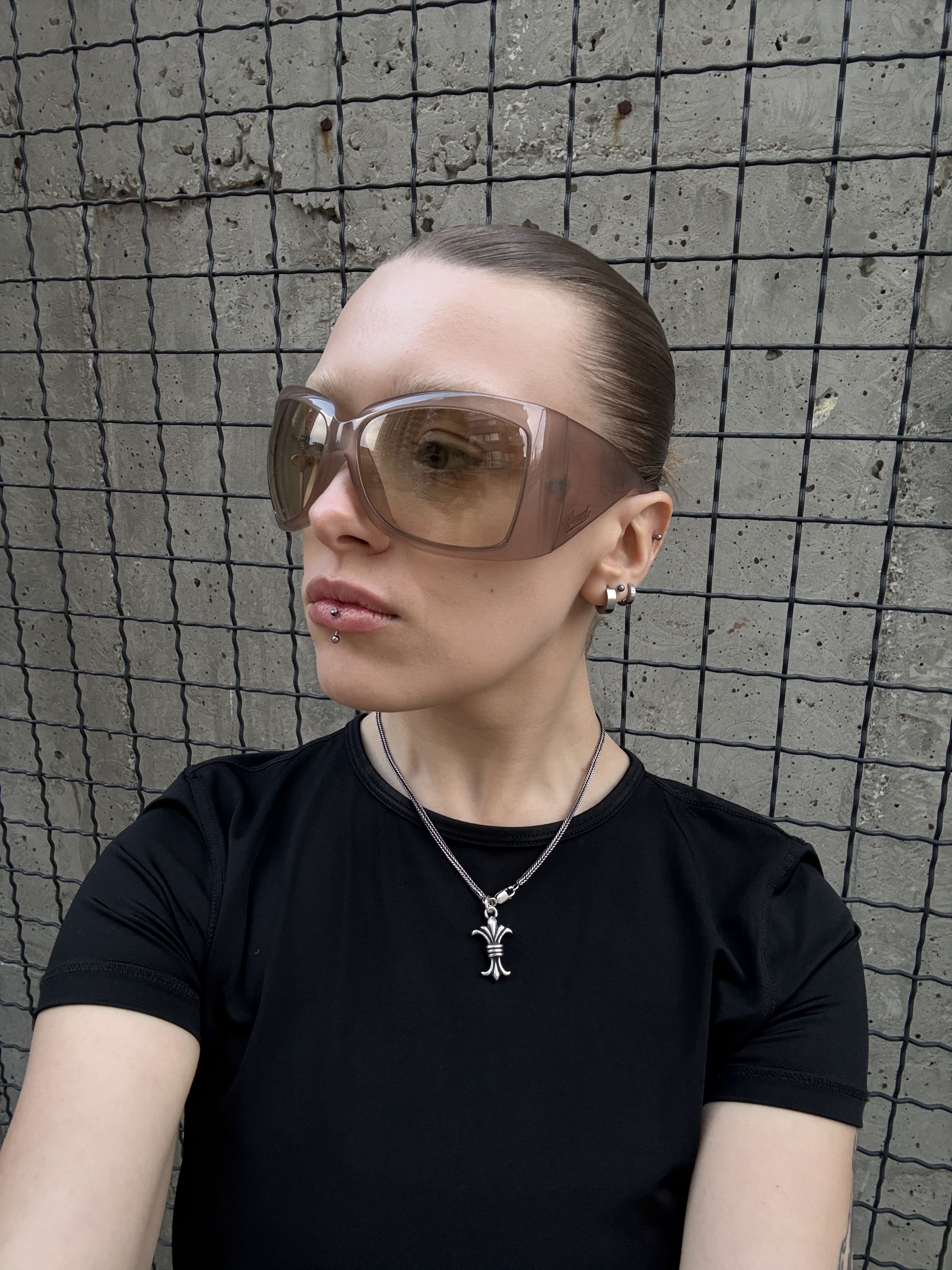 Gucci GG 2961/S Shield Sunglasses ⛷️ Gucci GG1631S 001 Sunglasses Transparent Red - eye-oo.com main image 4