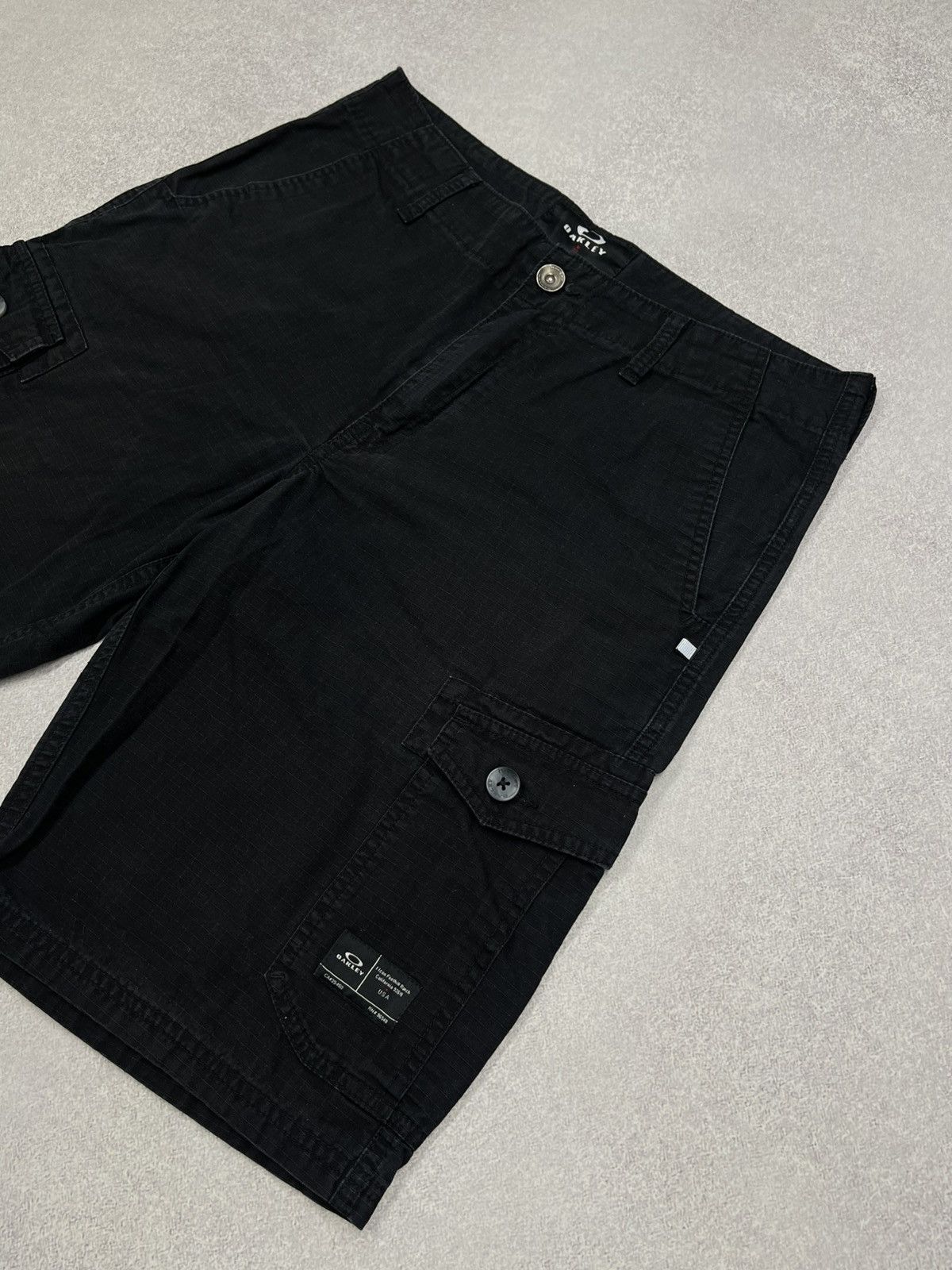 Oakley Vintage Oakley Cargo Shorts Black Y2K Skateboard Size US 33 - 3 Thumbnail