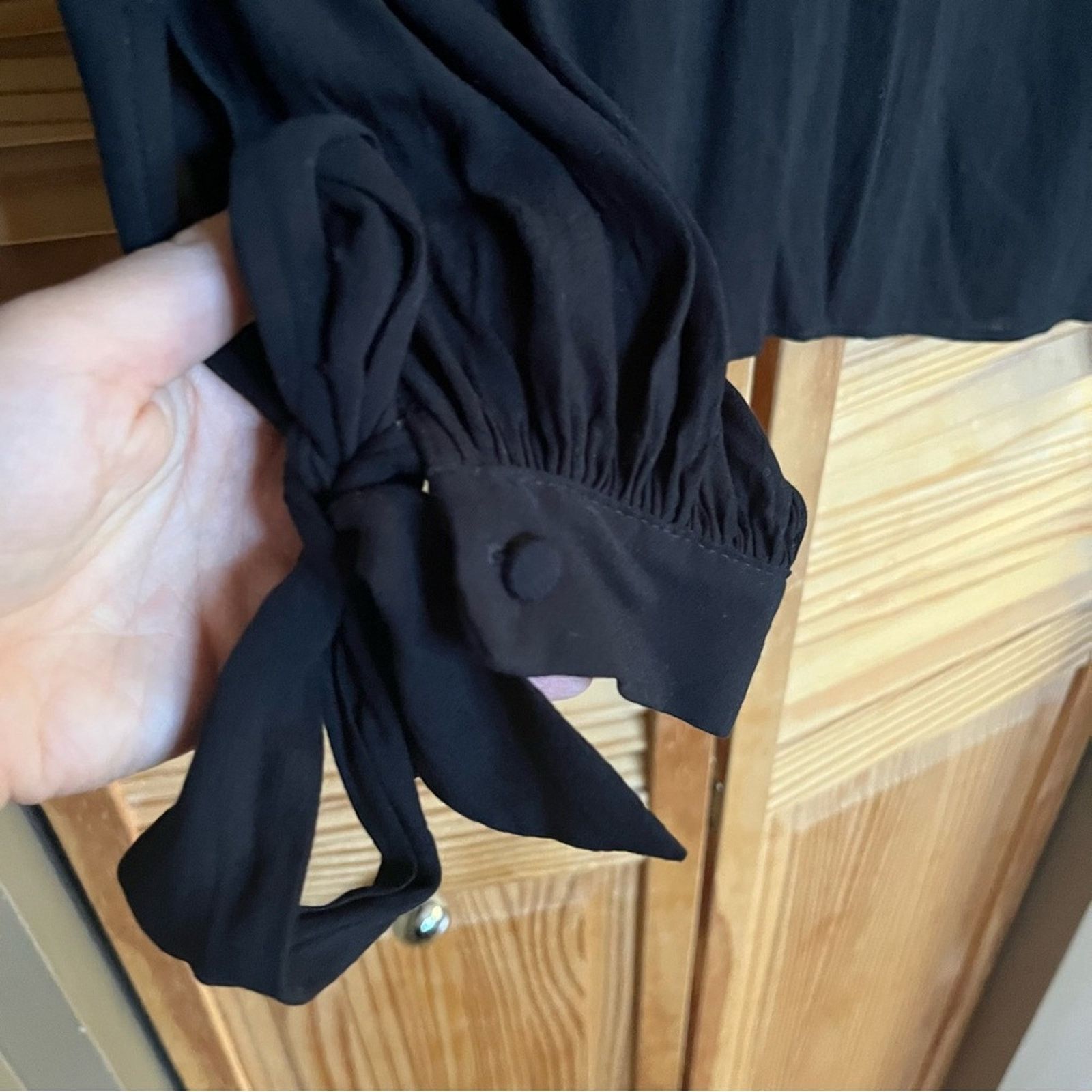 Banana Republic Banana Republic Black Long Sleeve Blouse Size XS Tie Sleeves Size XS / US 0-2 / IT 36-38 - 3 Thumbnail