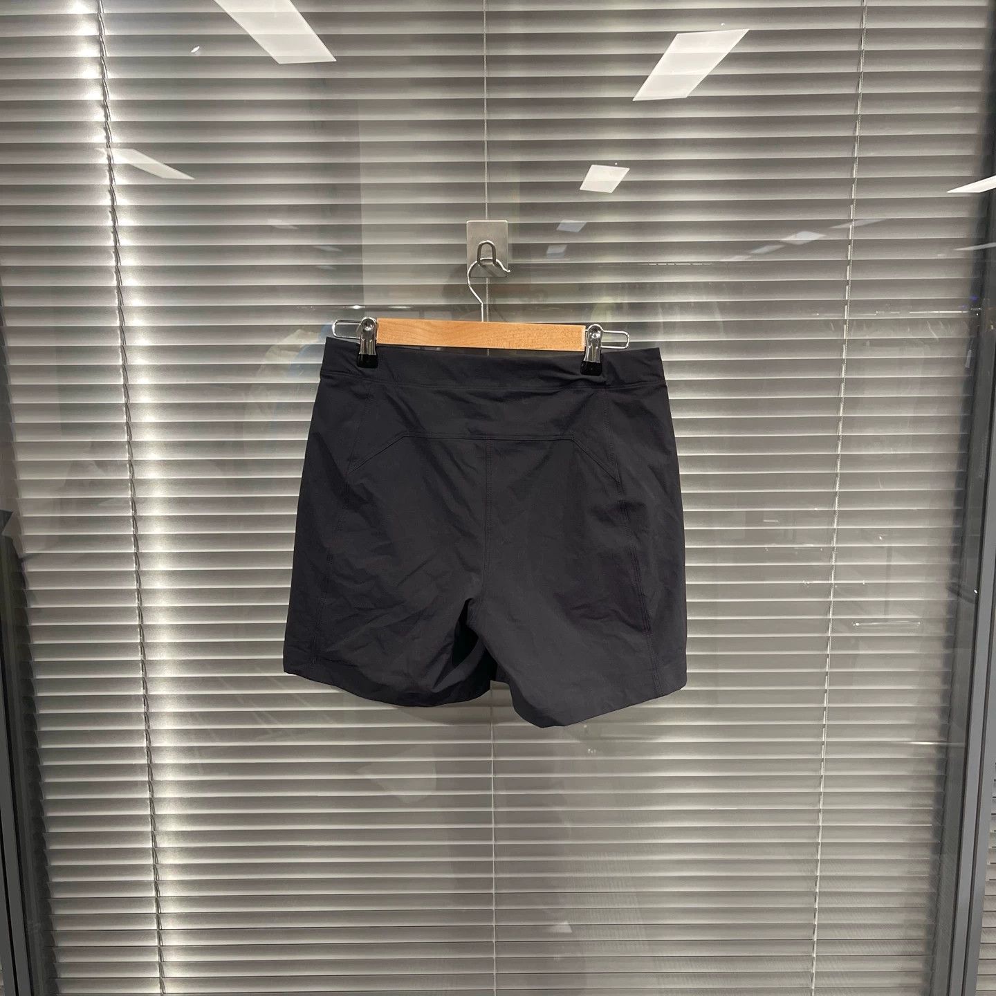 Arc'teryx Arcteryx mid-waist embroidered zipper 3" casual short 4 Size 27" / US 4 / IT 40 - 2 Thumbnail