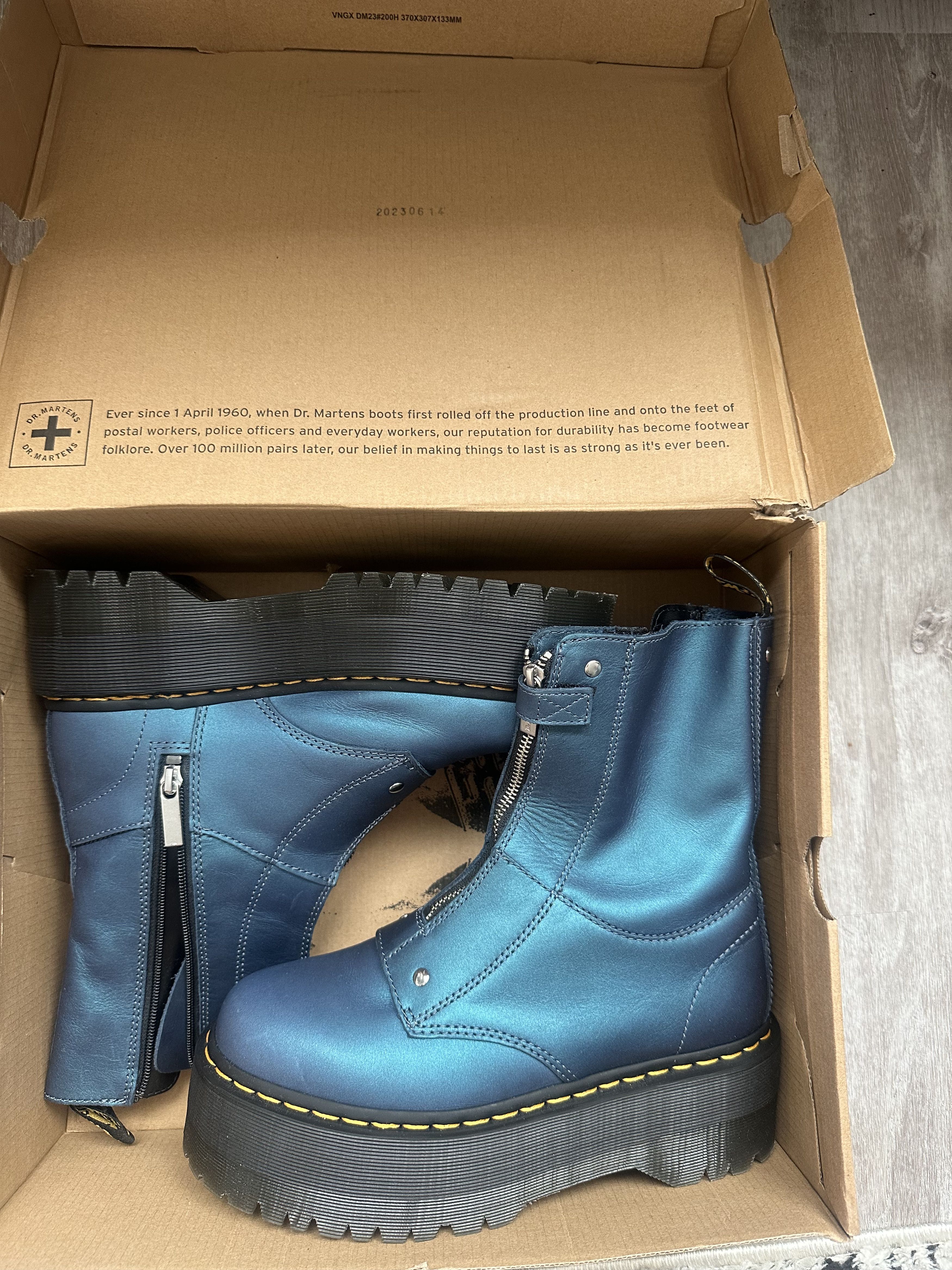 Dr. Martens Dr. Martens Jetta Hi Max Size US 9 / EU 42 - 1 Thumbnail