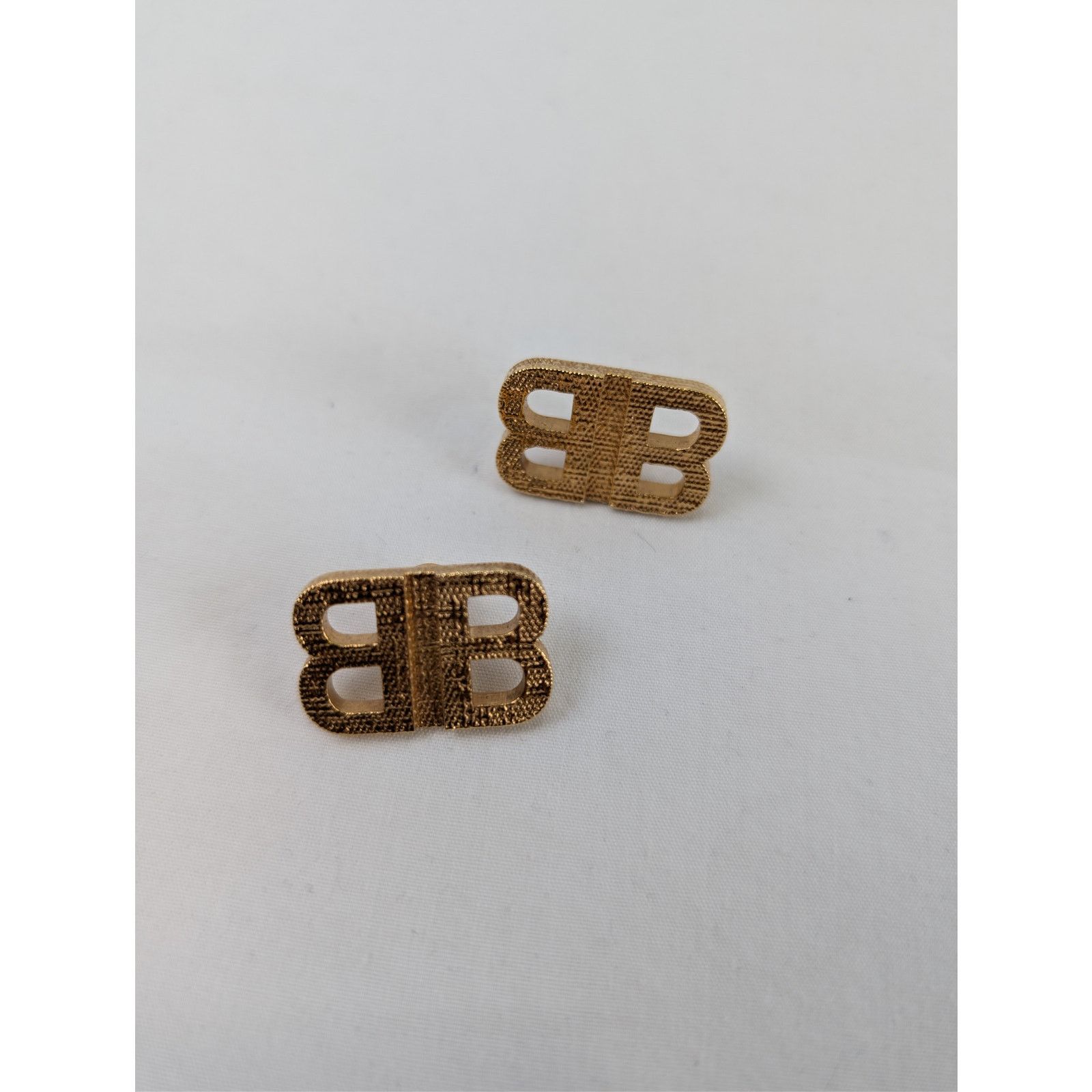 Balenciaga o1rshd1 Size: OS / BB Textured Earrings in Golden Size ONE SIZE - 6 Thumbnail