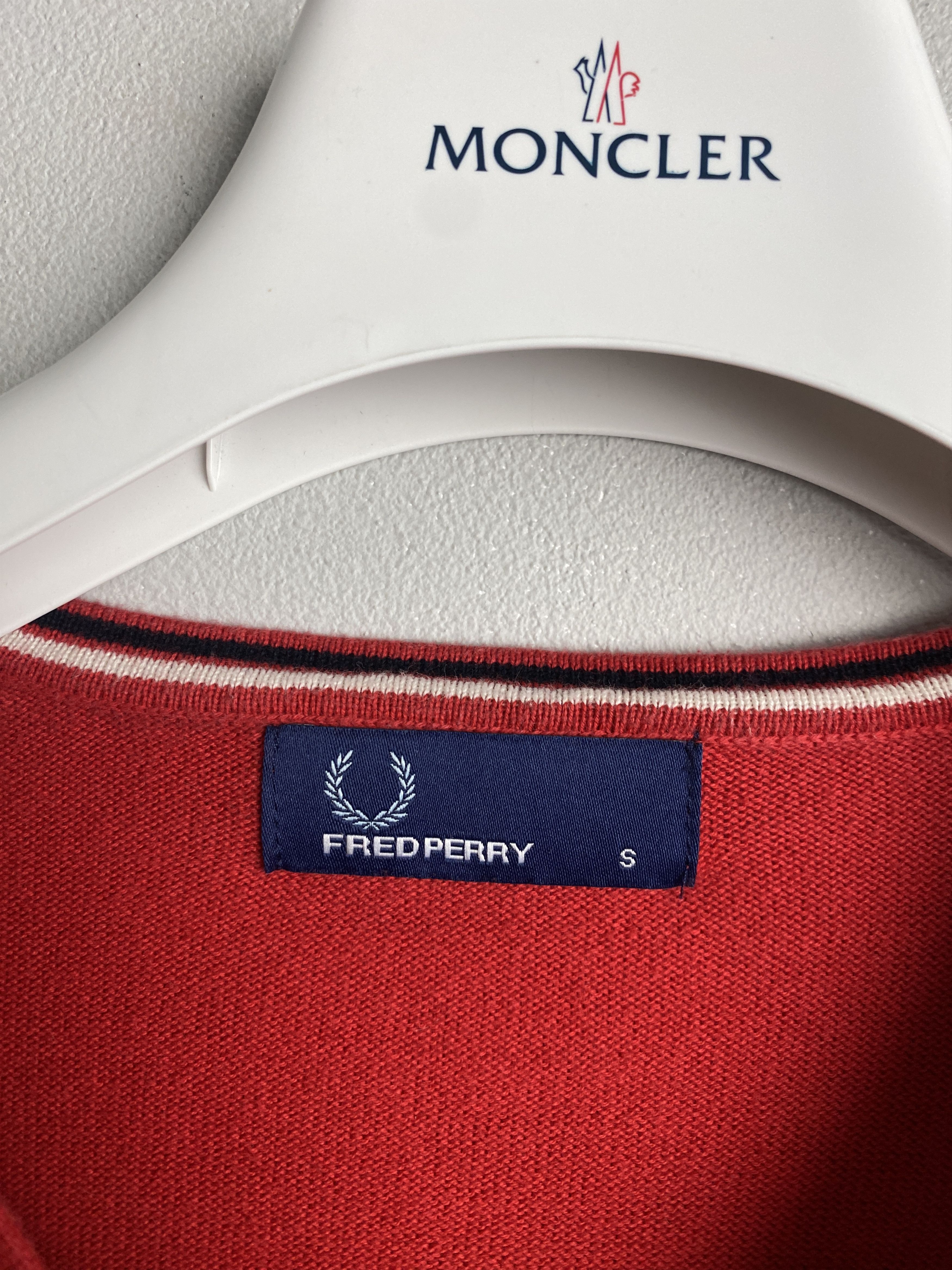 Fred Perry Fred Perry small logo v neck sweater cotton knitwear Size US S / EU 44-46 / 1 - 3 Thumbnail