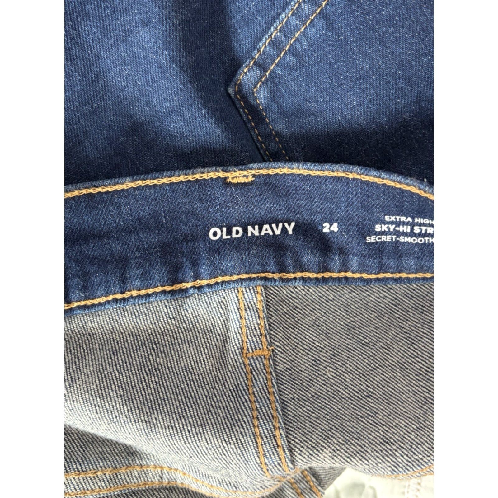Old Navy NWT Old Navy High Rise Smoothing Pocket Button Fly Shorts 24 Womens Denim Blue 5-Pocket 90s Bohemian Cowboys Cut-Off Regular Fit Size 42" / US 20 - 6 Thumbnail