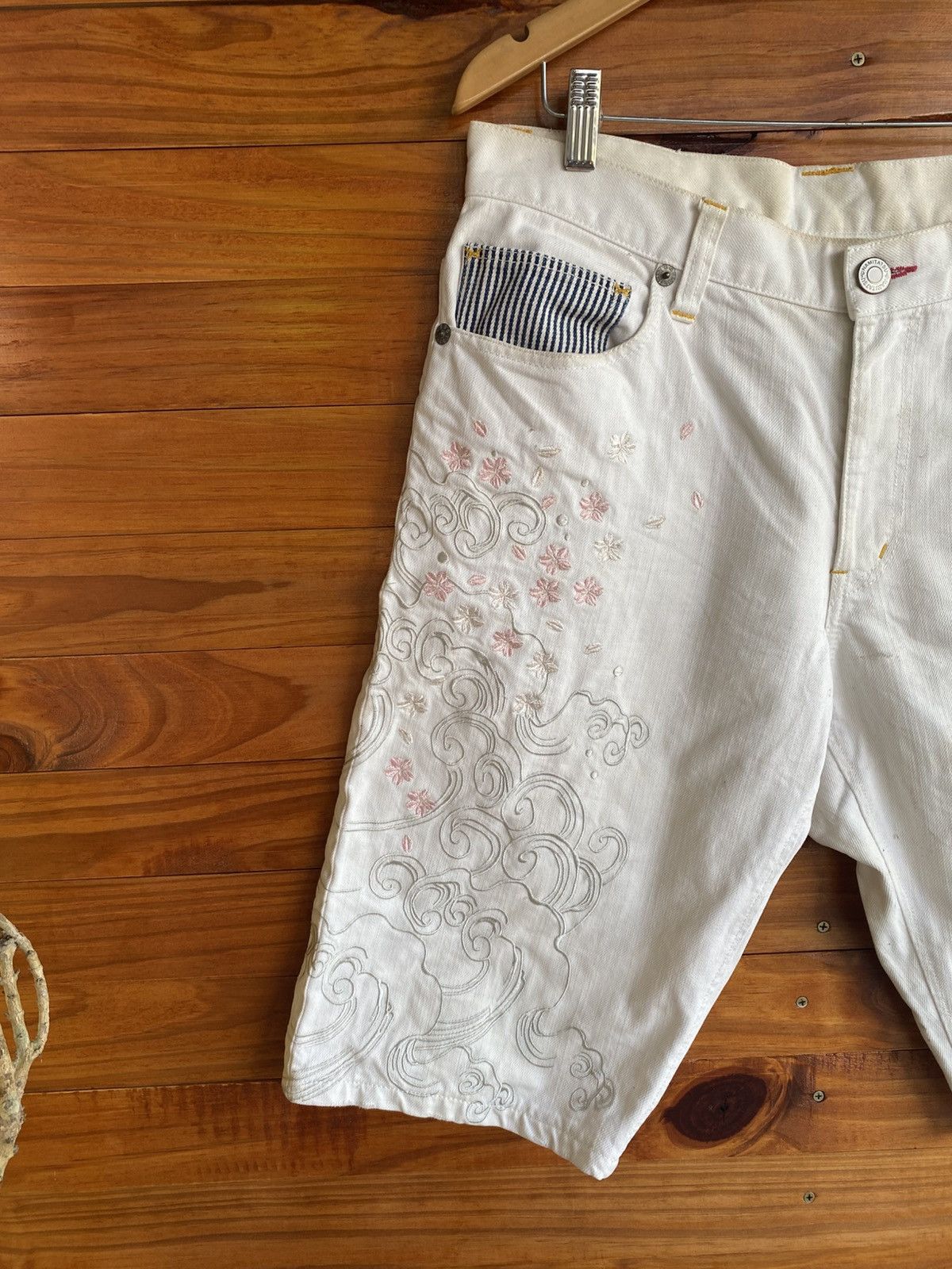 Japanese Brand Namitatsu Japanese Embroidered Koi Fish White Denim Shorts Size US 31 - 7 Thumbnail