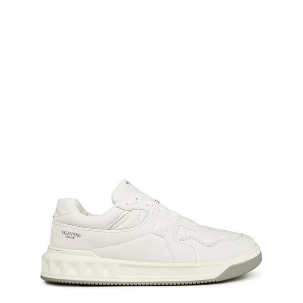 o1g2r1mq0824 One-Stud Low-Top Trainers in Bianco