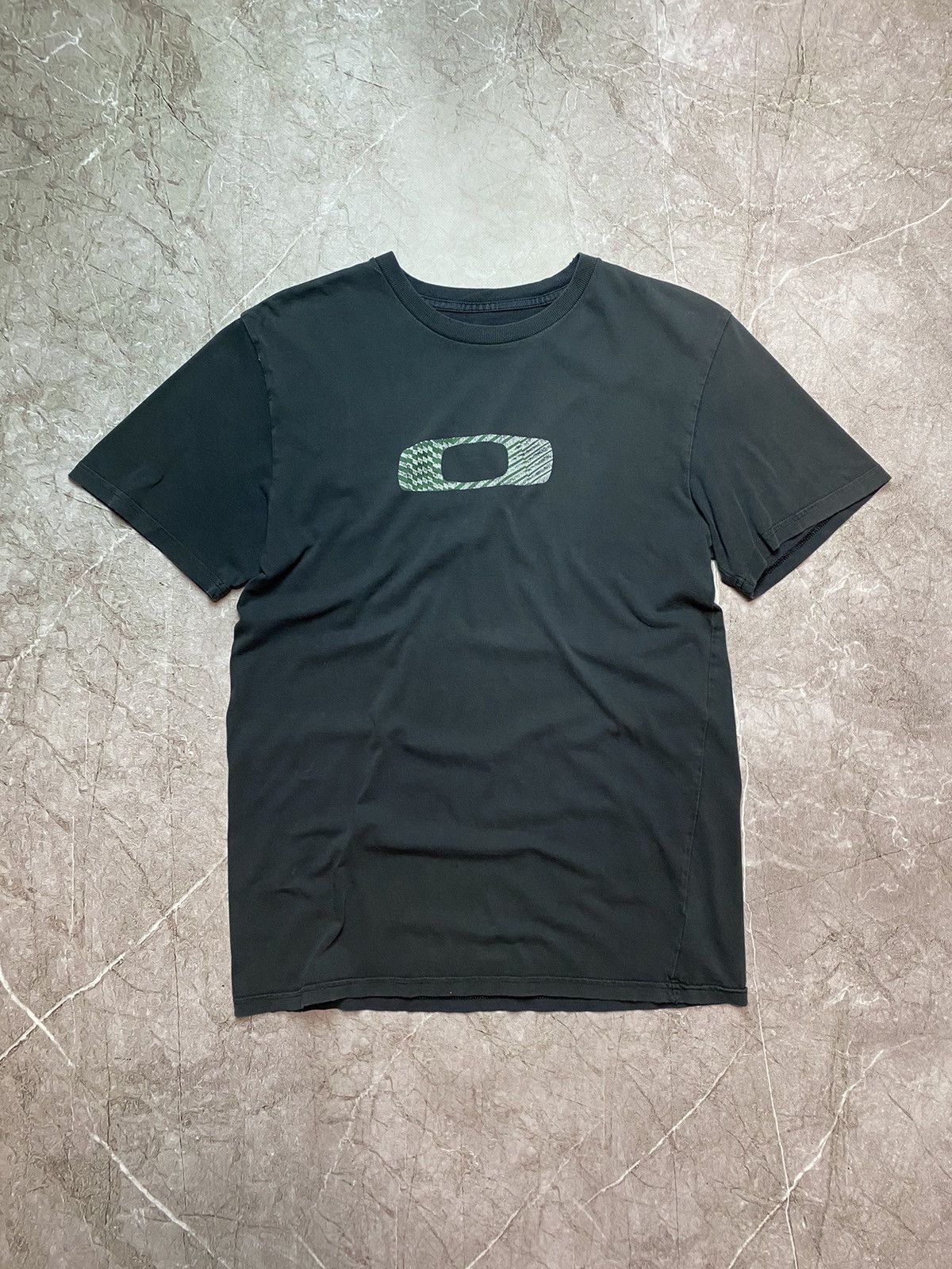 Oakley × Vintage Vintage Oakley T-Shirt Centre Logo Gorpcore Y2K 2000s Size US M / EU 48-50 / 2 - 1 Thumbnail