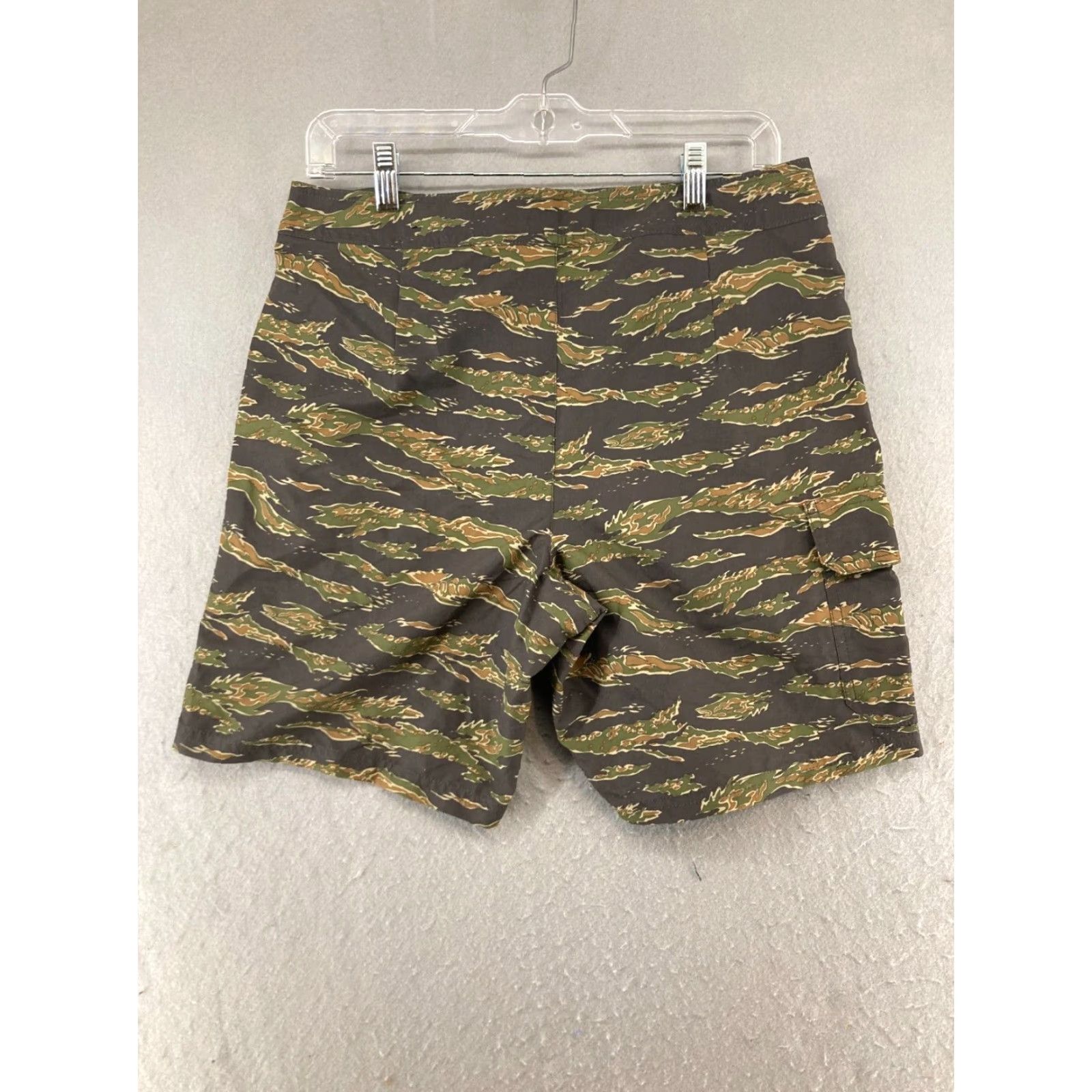 American Eagle Outfitters American Eagle Outfitters Bermuda Shorts Mens Small Green Camo Lightweight Swim Bottoms Size US 29 - 7 Thumbnail