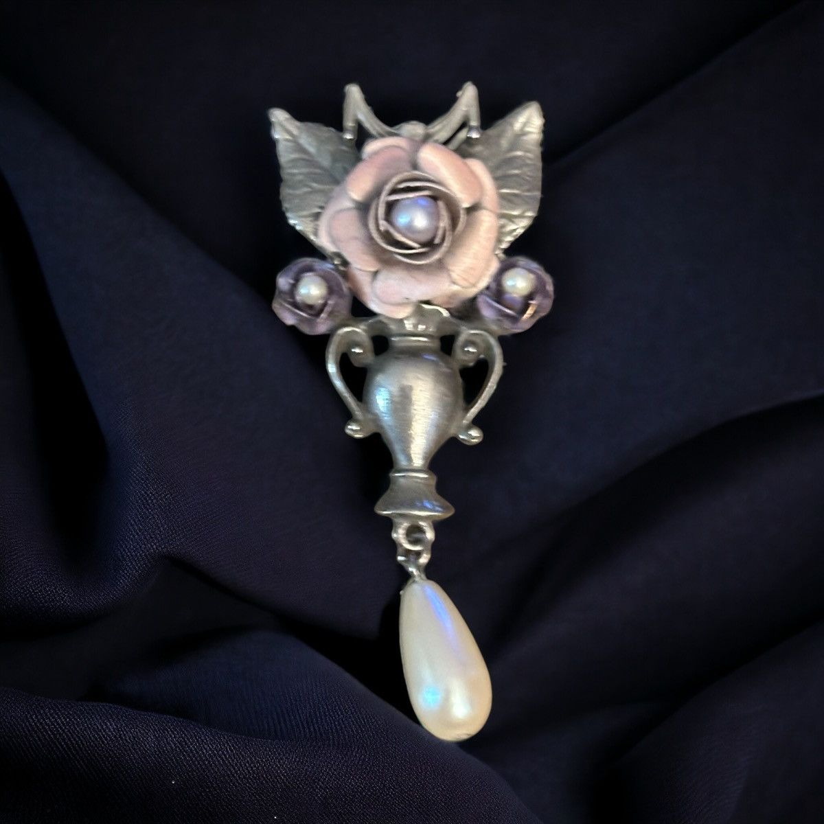 Vintage Vintage Victorian pink rose in a vase brooch Size ONE SIZE - 1 Thumbnail