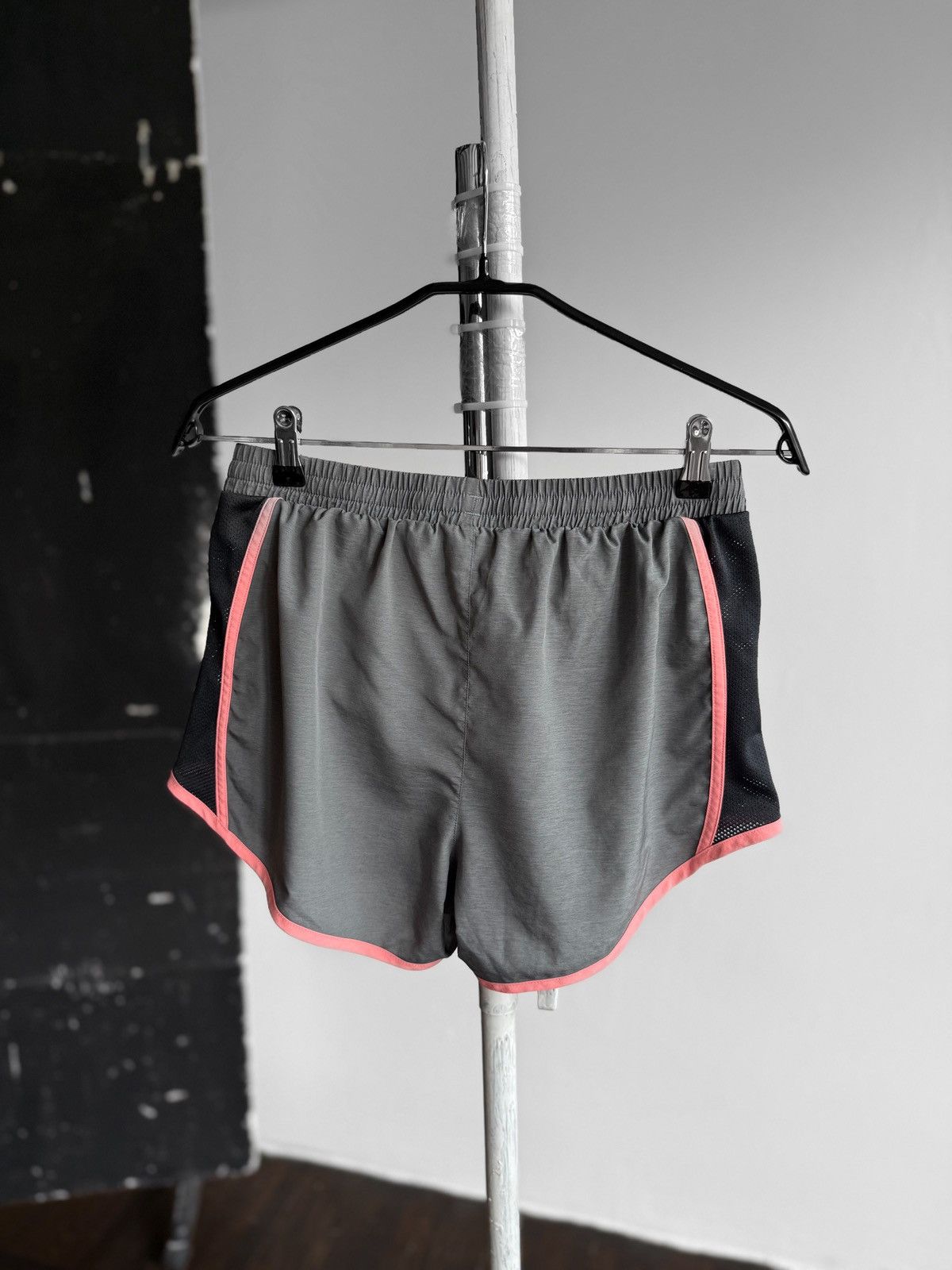 Under Armour Under Armour Womens Gray Black Pink Running Shorts Pockets Size 27" / US 4 / IT 40 - 2 Thumbnail