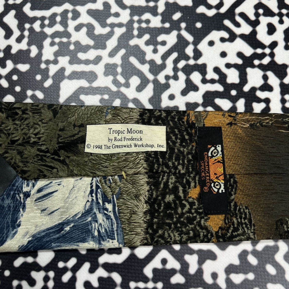 Vintage Vintage 1998 Endangered Species Rod Frederick Tropic Art Tie Size ONE SIZE - 6 Thumbnail