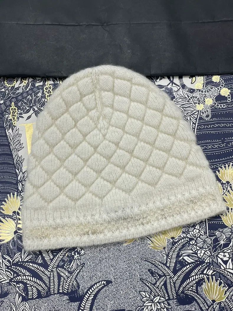 Chanel Chanel 26C white and gold cashmere knitted cold hat Size ONE SIZE - 3 Thumbnail