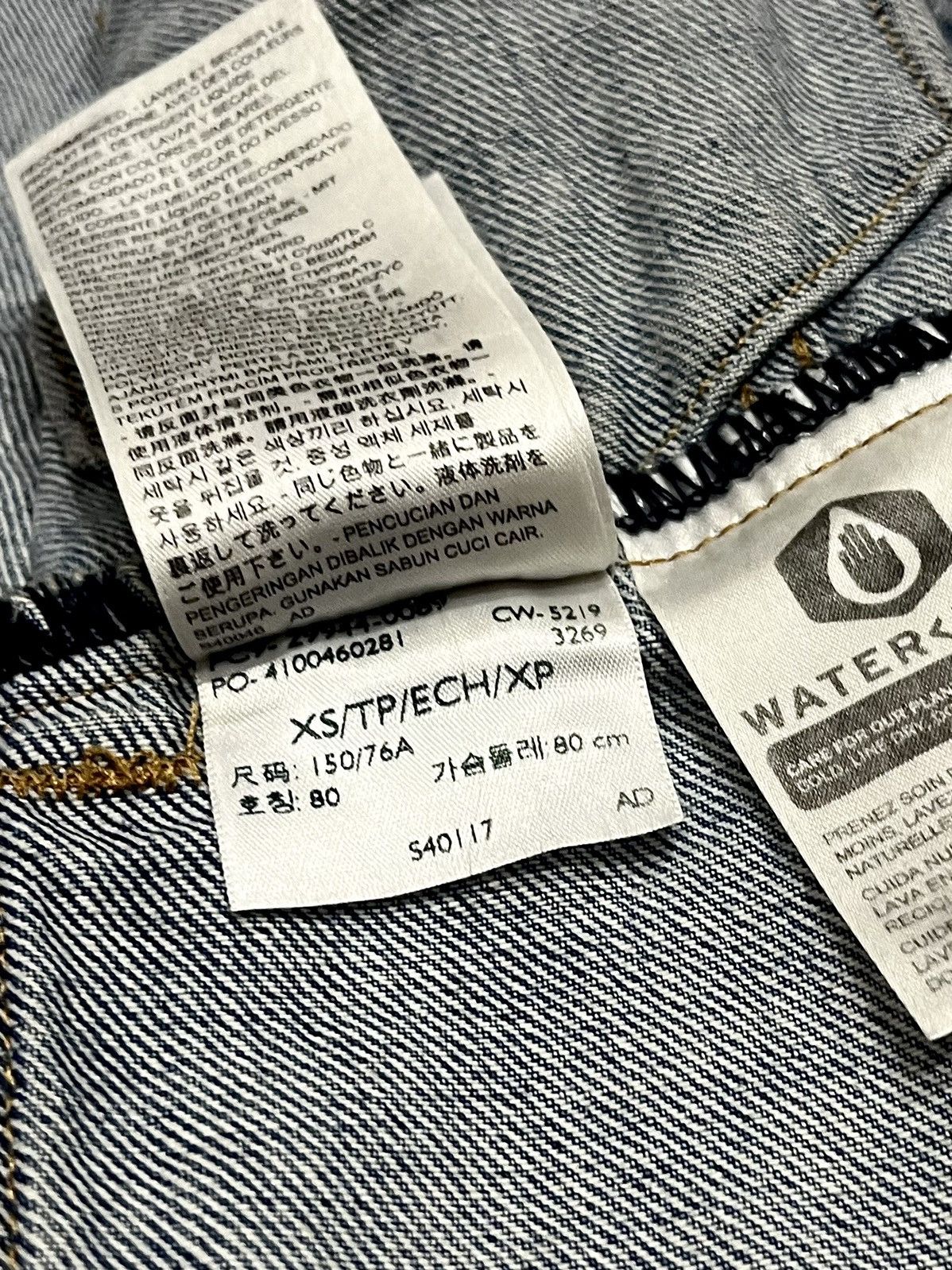 Levi's × Vintage Vintage Levi Big E Custom Koi Fish Jean Jacket Size US XS / EU 42 / 0 - 11 Thumbnail