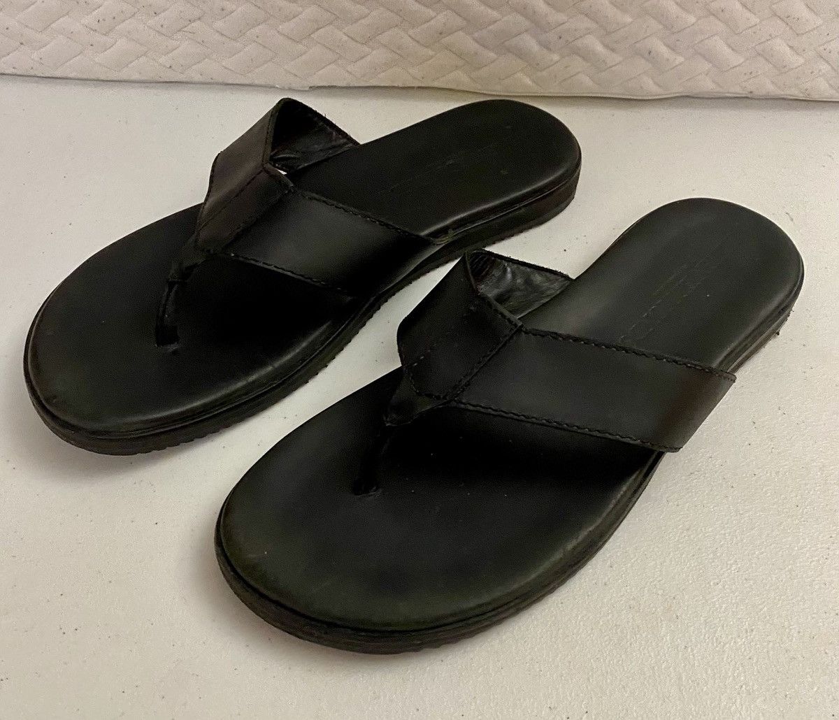 Allen Edmonds Allen Edmonds Black Leather Oscar Thong Sandals 11 D VGC Size US 11 / EU 44 - 11 Thumbnail