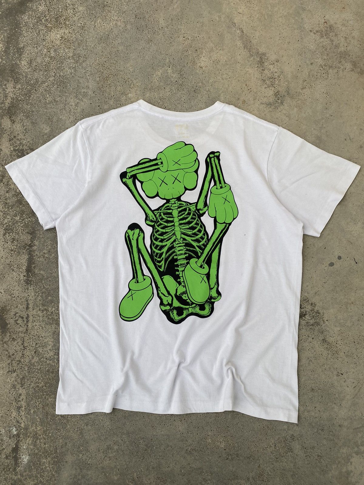 Japanese Brand 2000s Uniqlo KAWS Skeleton Caricature Tees Size US L / EU 52-54 / 3 - 1 Thumbnail