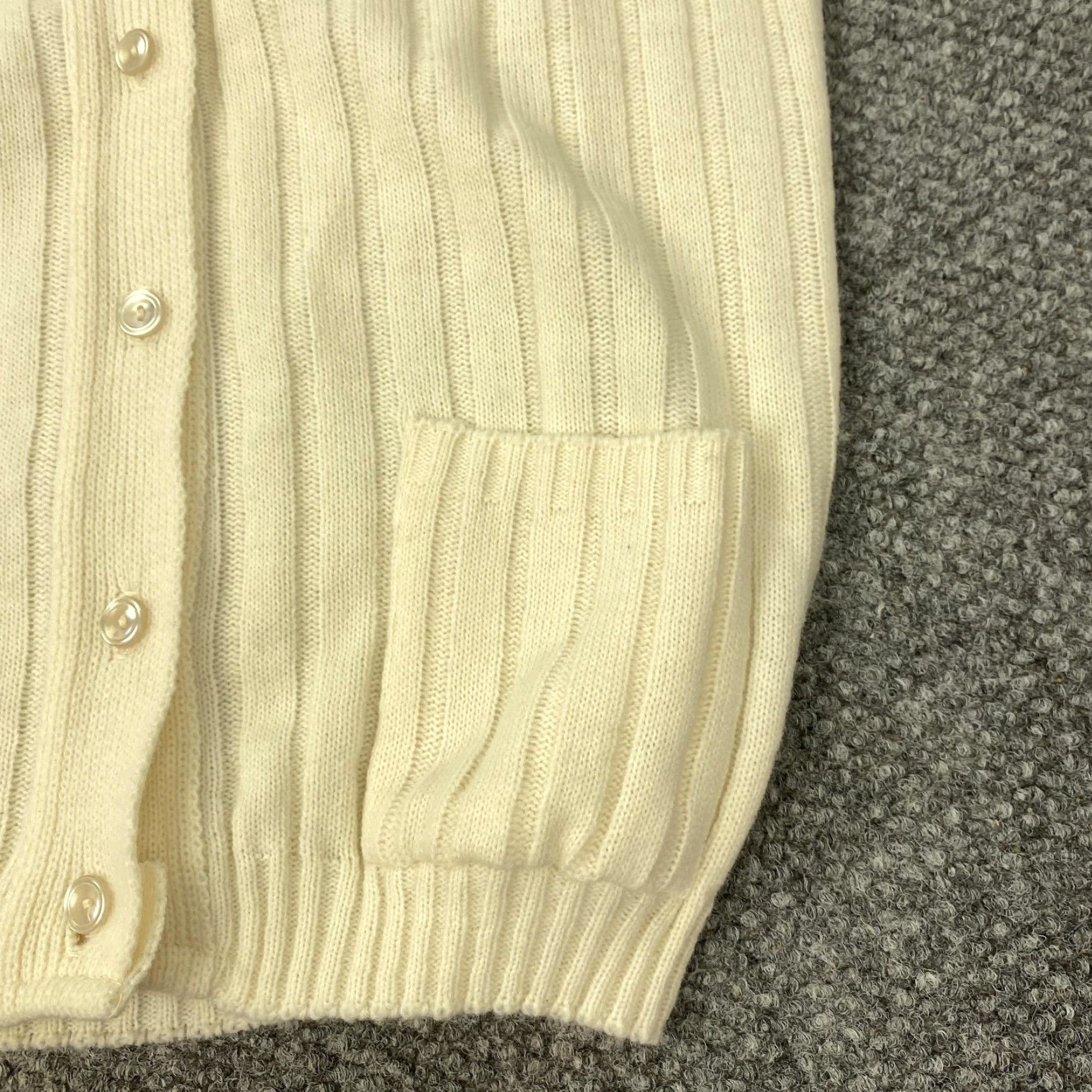 Vintage VINTAGE Kate Collins Sweater Vest Men Medium Ivory Knit Acrylic V-Neck Button USA Size US M / EU 48-50 / 2 - 2 Thumbnail