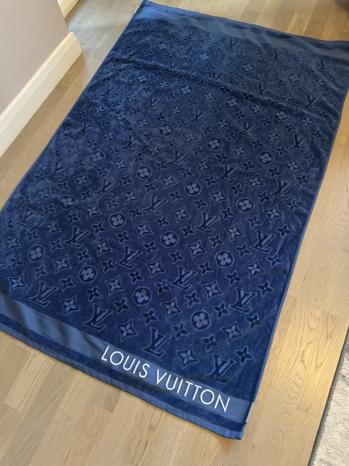 Louis Vuitton LOUIS VUITTON beach towel sizes in photos by tape measure Size ONE SIZE - 4 Thumbnail