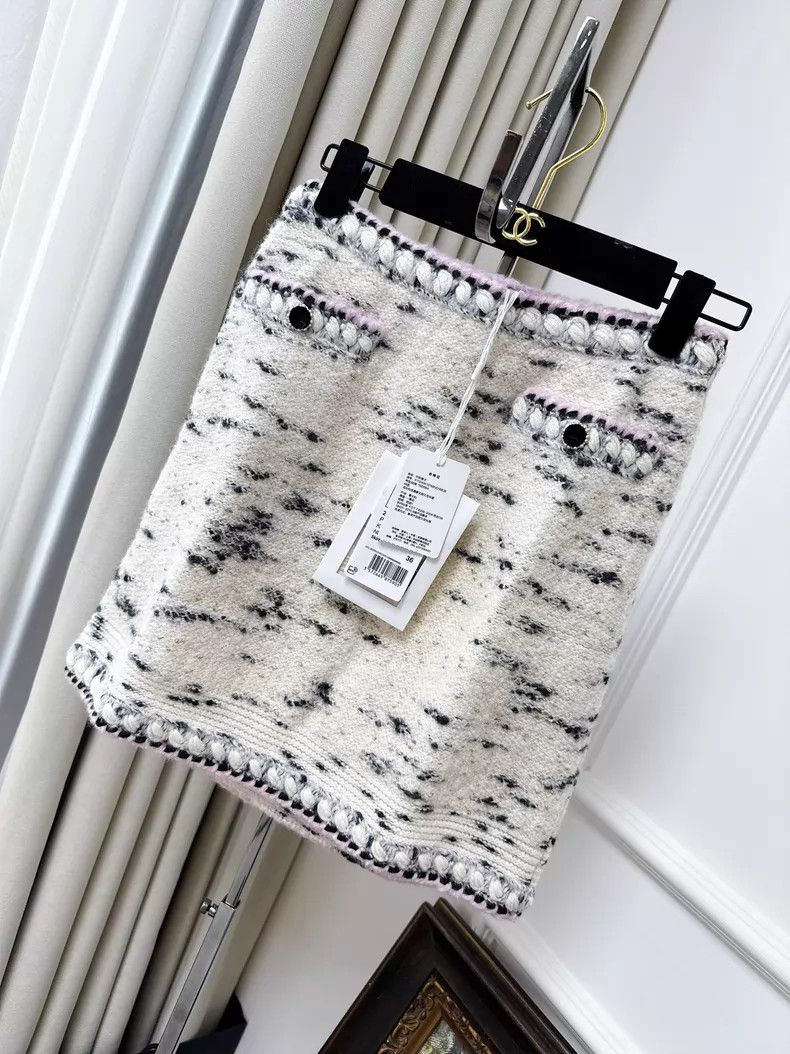 Chanel Chanel 21A Castle Series Cow Spot Pink Rolled Cashmere Kni Size 24" / US 00 / IT 34 - 1 Thumbnail
