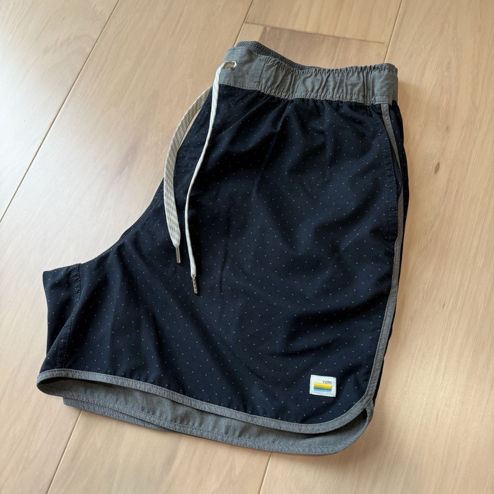 Vuori Vuori Banks Shorts Medium Black Polka Dot 5" Workout Size US 30 / EU 46 - 7 Thumbnail