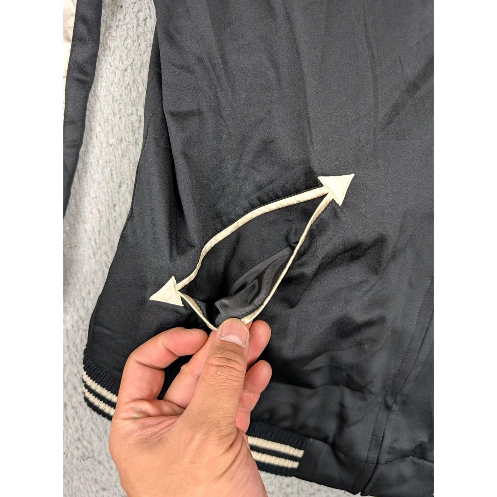 Uniqlo Uniqlo Disney Womens Medium Bomber Jacket Black Polyester Sleeve Lining Size M / US 6-8 / IT 42-44 - 3 Thumbnail