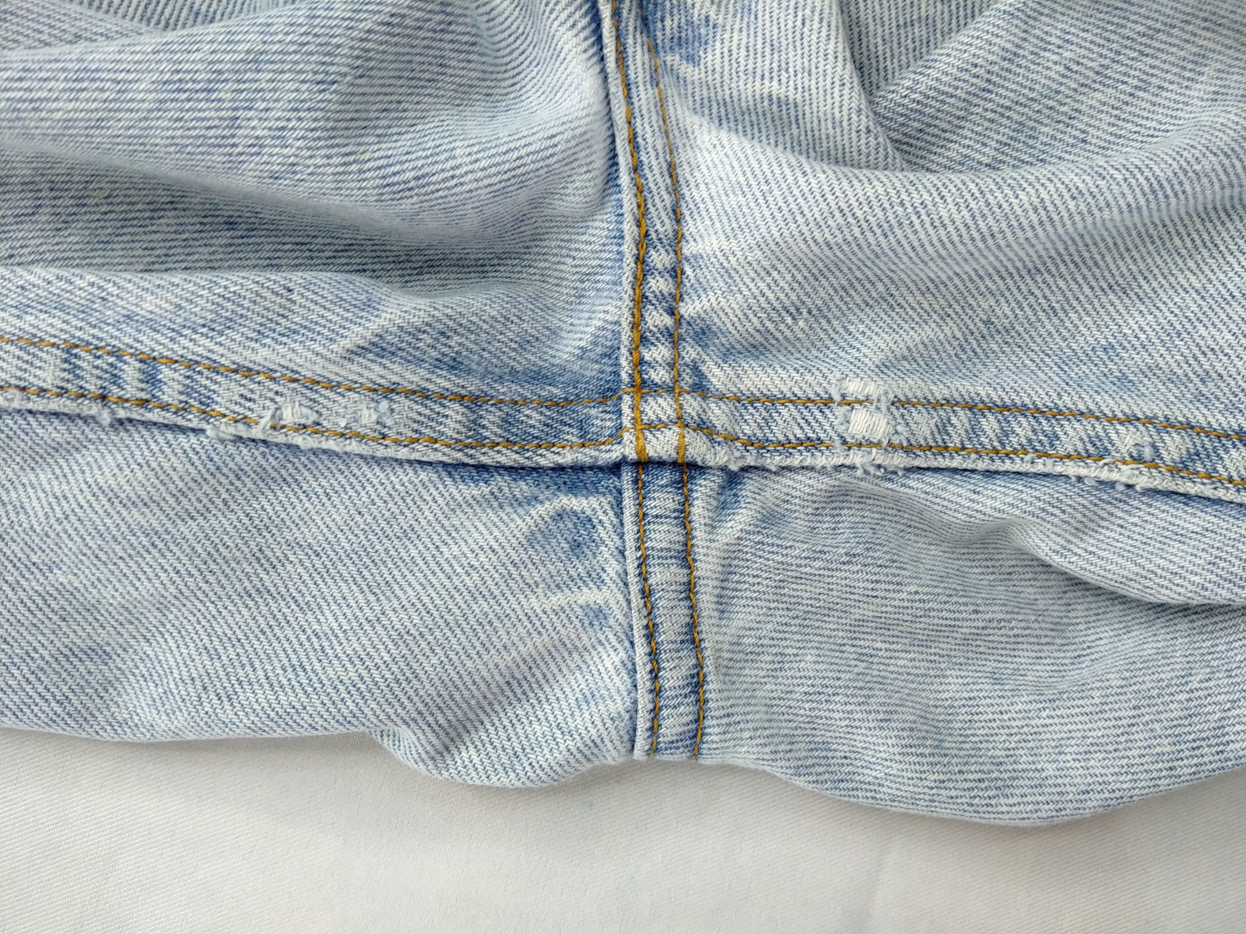 Levi's Light Wash Vintage Levi's 550 Relaxed Fit Denim 33x31 -JN487 Size US 33 - 12 Thumbnail